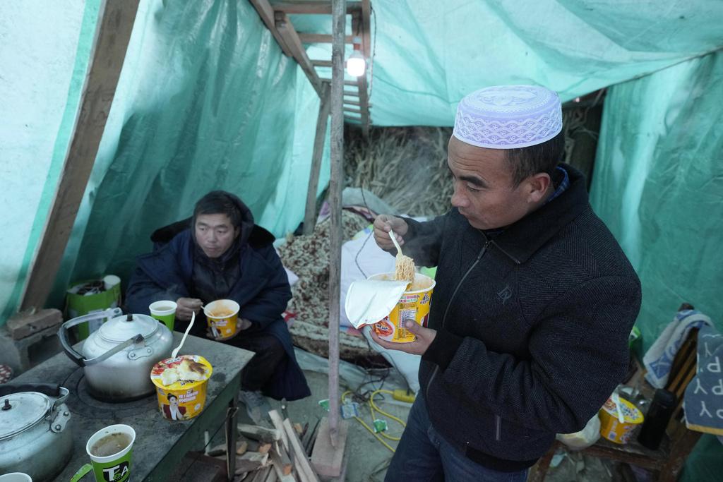 甘肅6.2級地震,災情加上嚴寒天氣,災民食杯麵充飢(美聯社)