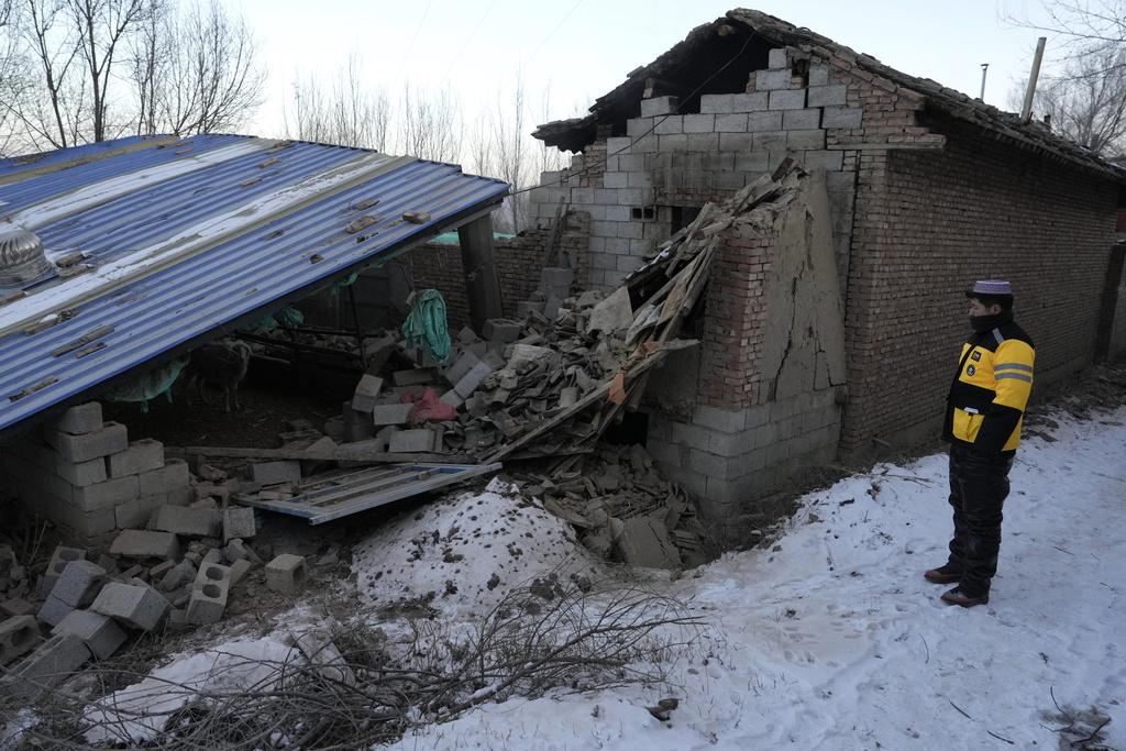 甘肅6.2級地震,災情加上嚴寒天氣(美聯社)