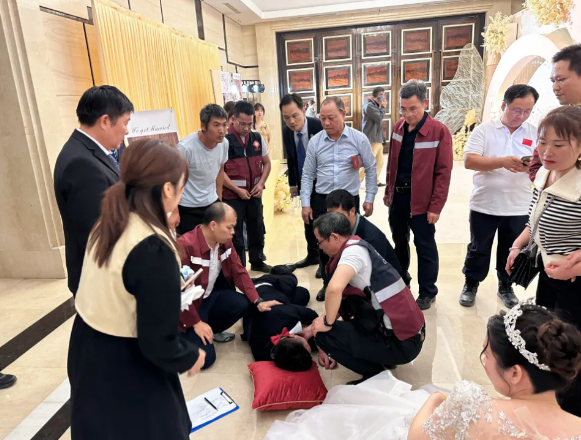 廣東東莞一名新郎在喜宴結束後送客,期間突心跳停頓暈倒,新娘及其他賓客手足無措期間,幸酒店同層鄰近宴會廳碰巧有7支市級緊急醫學救援隊開會,一眾專家盡出下成功把新郎從鬼門關拉回。