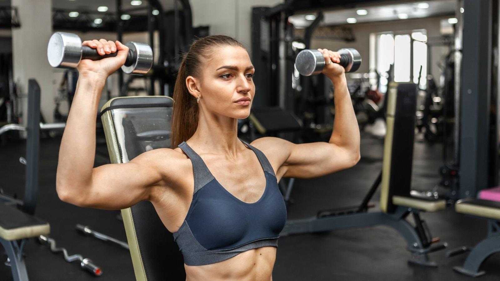 膊頭訓練|三角肌健身餐單 坐姿啞鈴肩推/鋼線側平舉