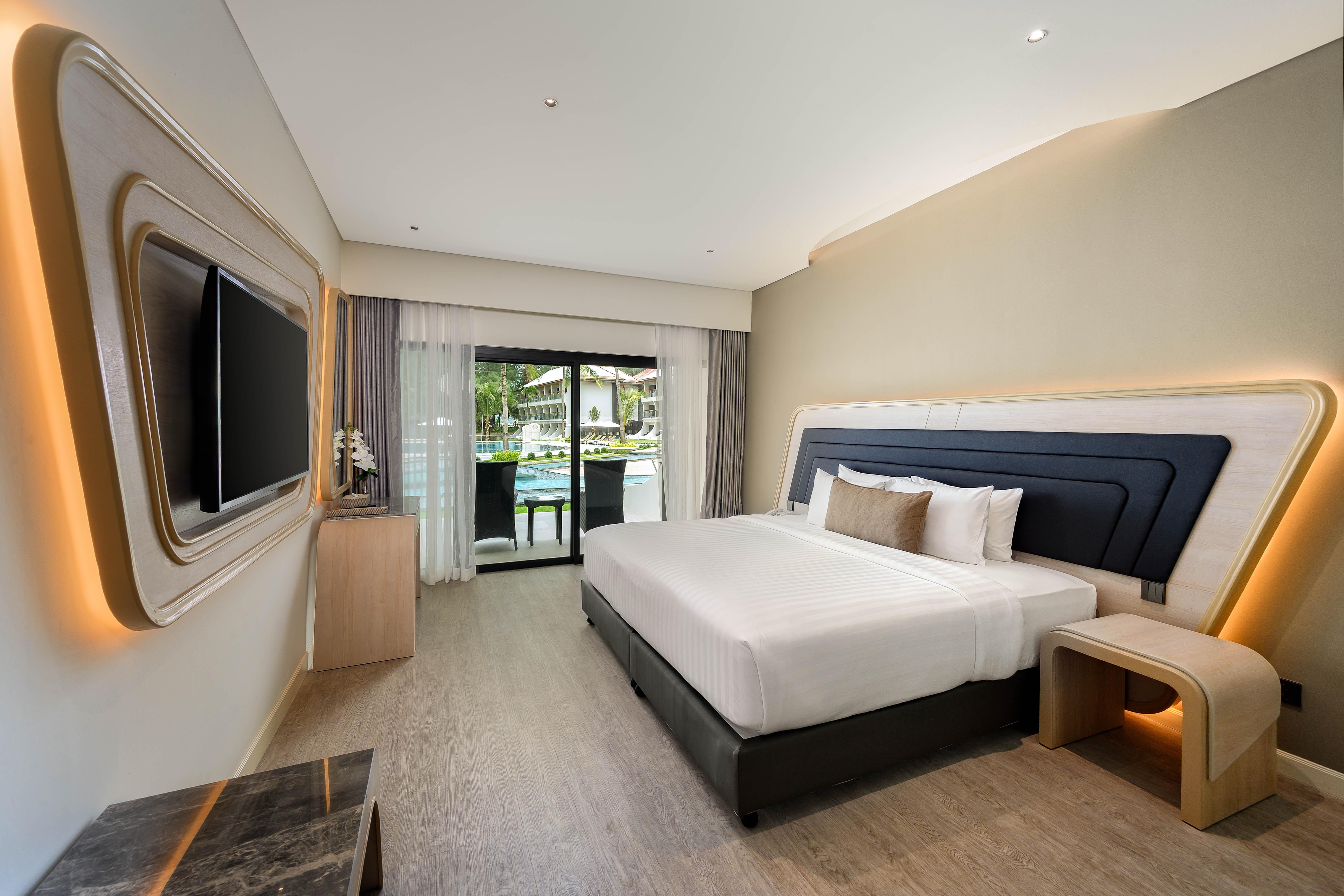 Amora Superior Pool Side