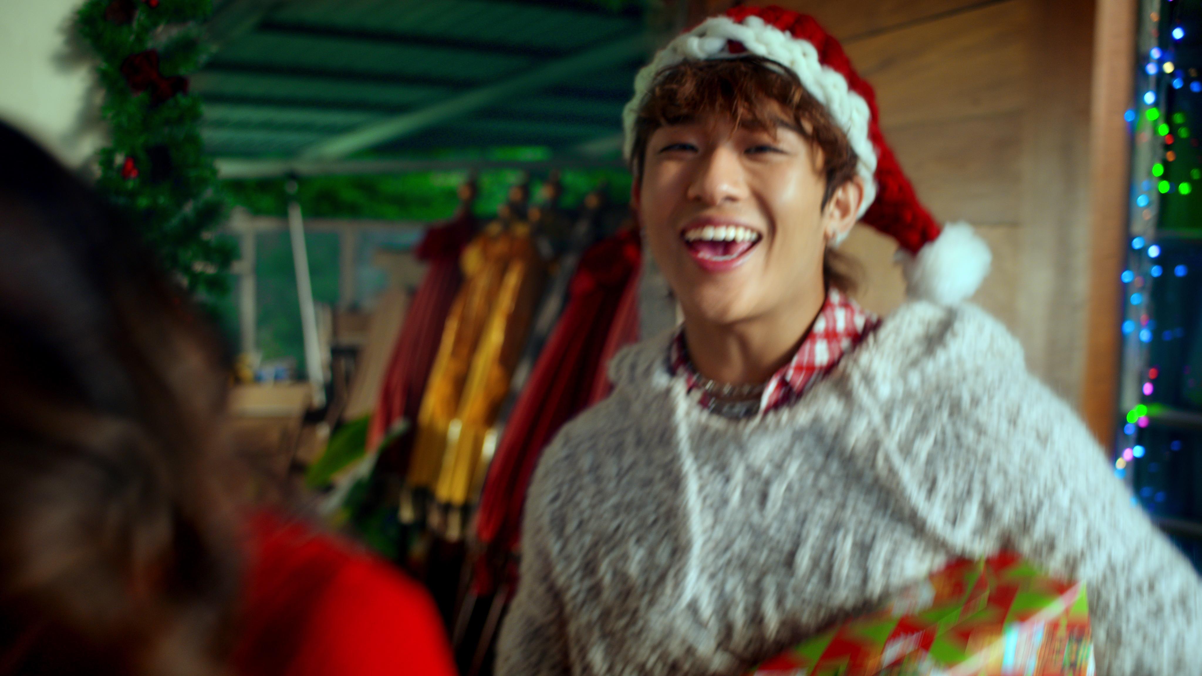 《聖誕 Present Tense!》MV破天荒集合逾20位藝人參與演。