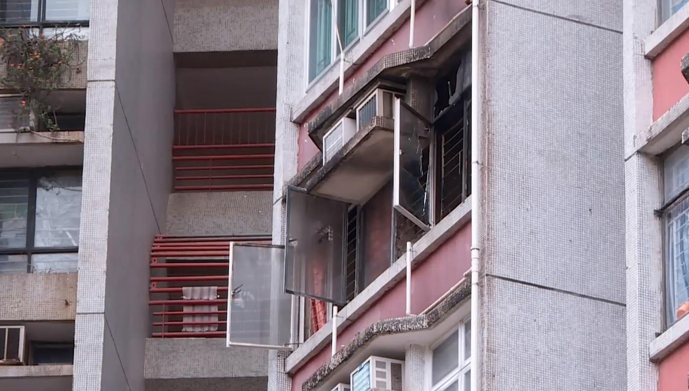 起火單位部分外牆被燒至熏黑。(有線電視新聞圖片)