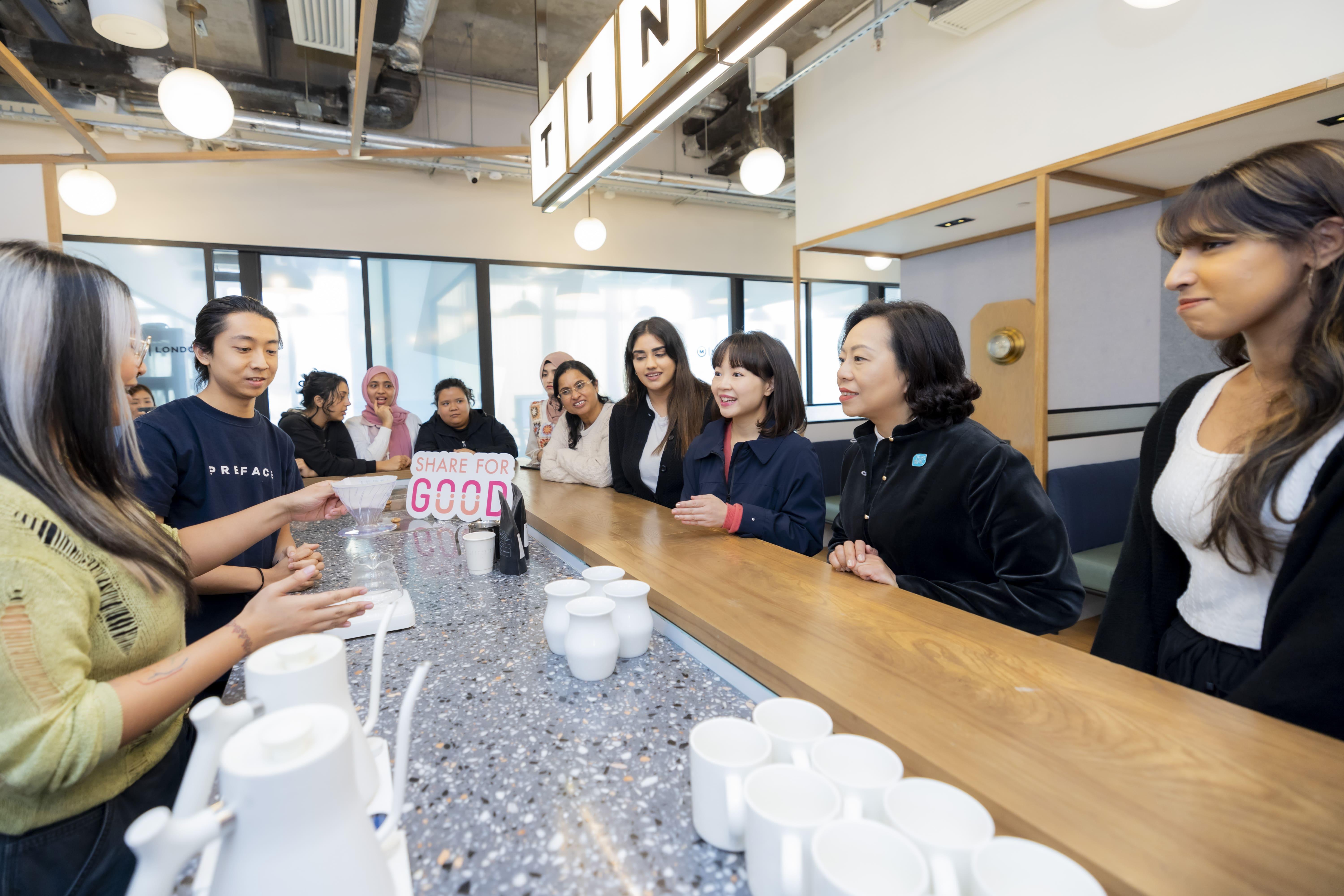 參加者學習以AI沖製咖啡 ,了解科技融合咖啡的潮流。她們為民政及青年事務局局長麥美娟 (右二)和Share for Good「青年及少數族裔委員會」主席鄭余雅穎(右三)沖製「心情咖啡」,一杯根據當日心情和天氣而度身製造的咖啡。