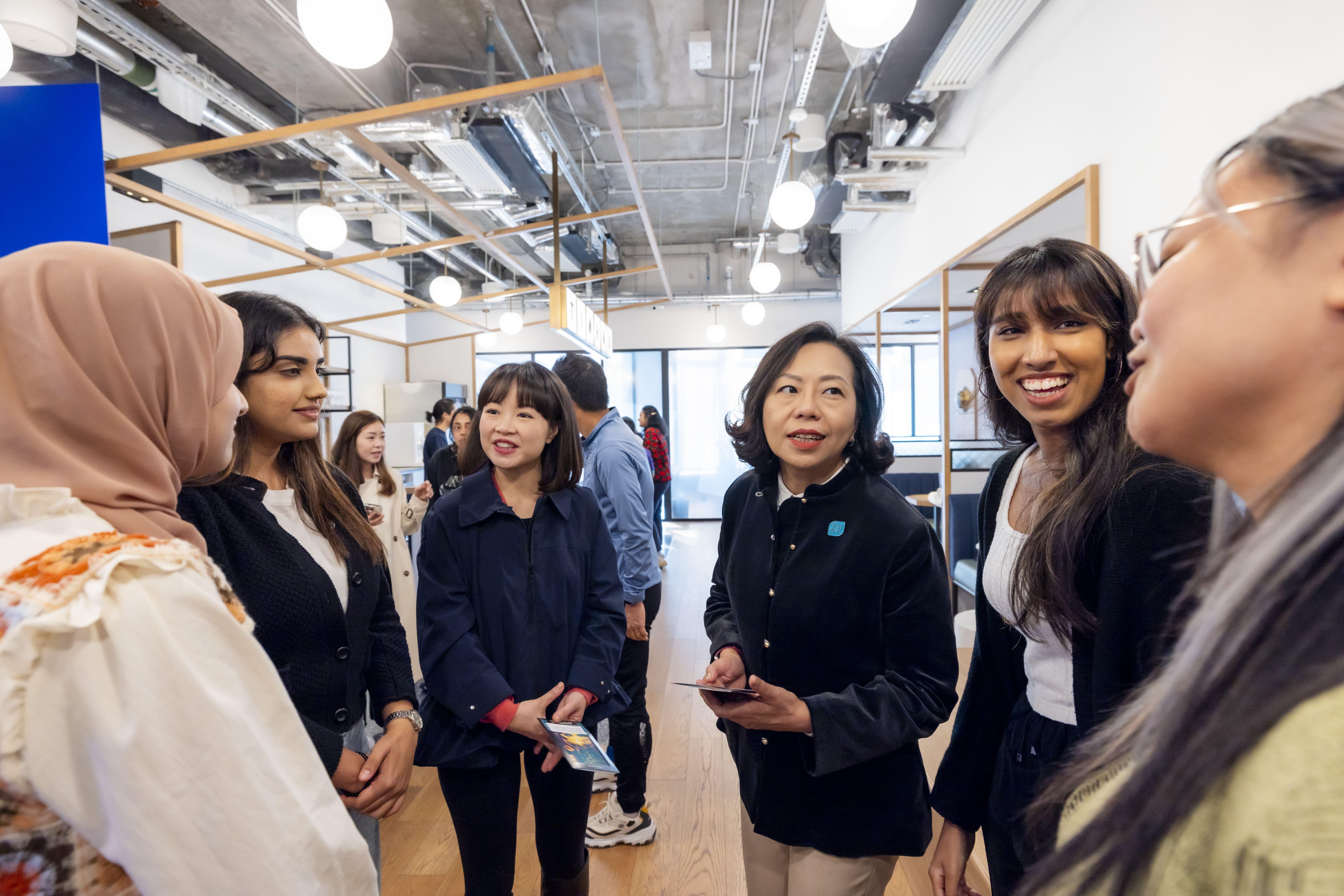 大家在Coffee Chat 環節,一邊飲用「心情咖啡」,一邊討論生活和工作的挑戰。