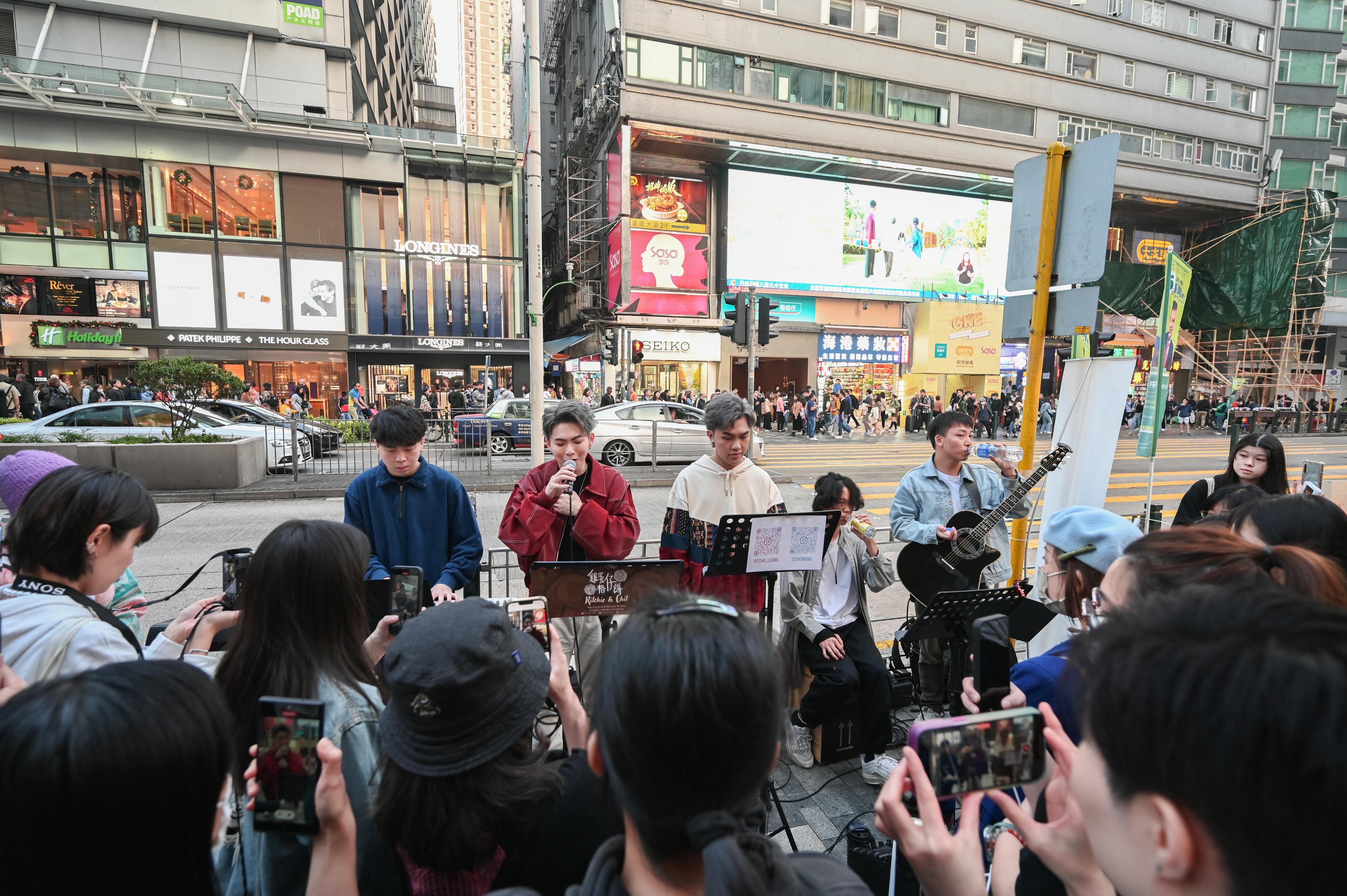 「做工佬」Ritchie孖Chit在尖沙咀busking,並唱新歌《雞蛋仔格仔餅》。