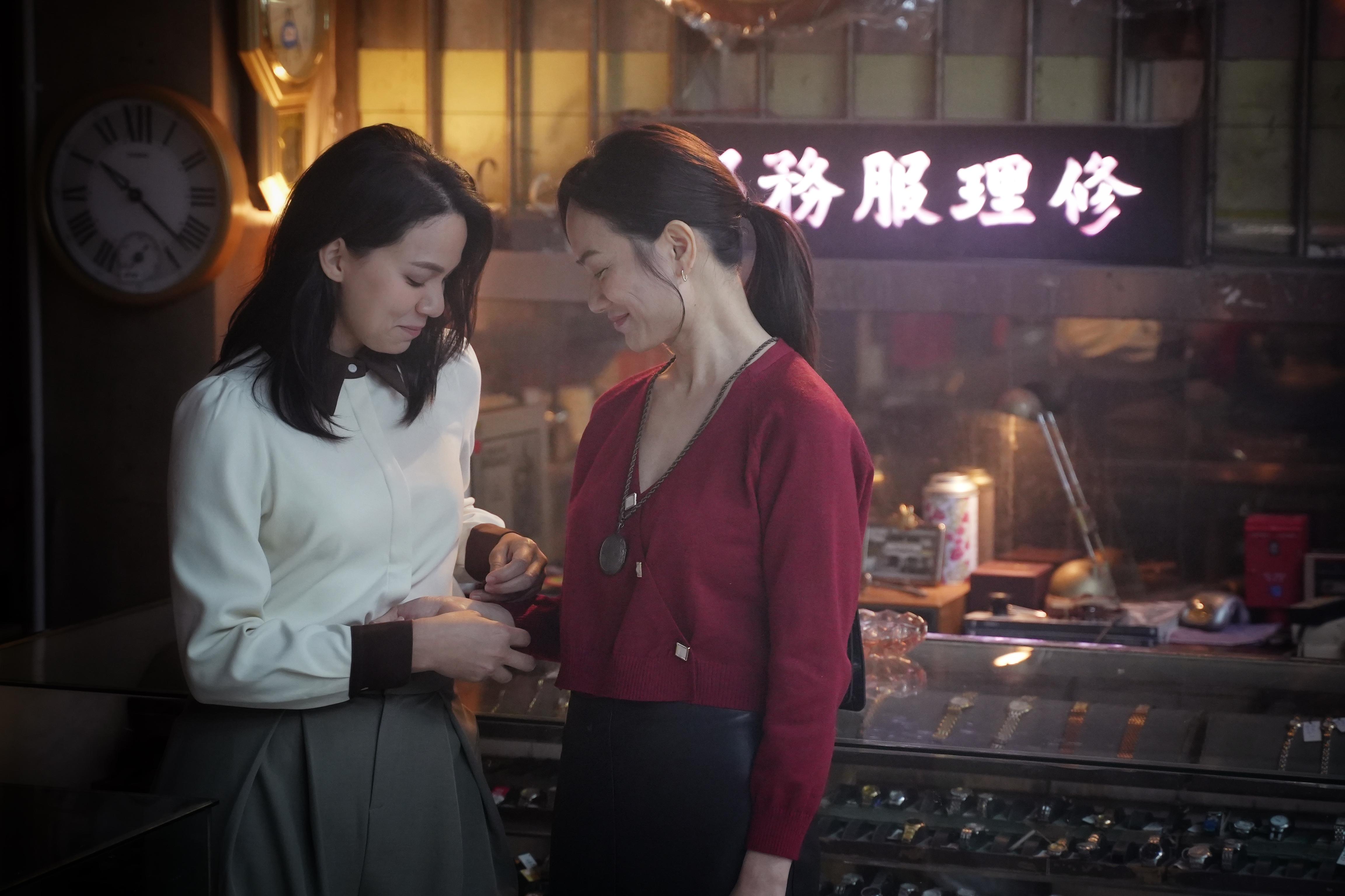 《逆時針的古董錶(5046) 》邀請韋羅莎和簡慕華擔任MV主角。