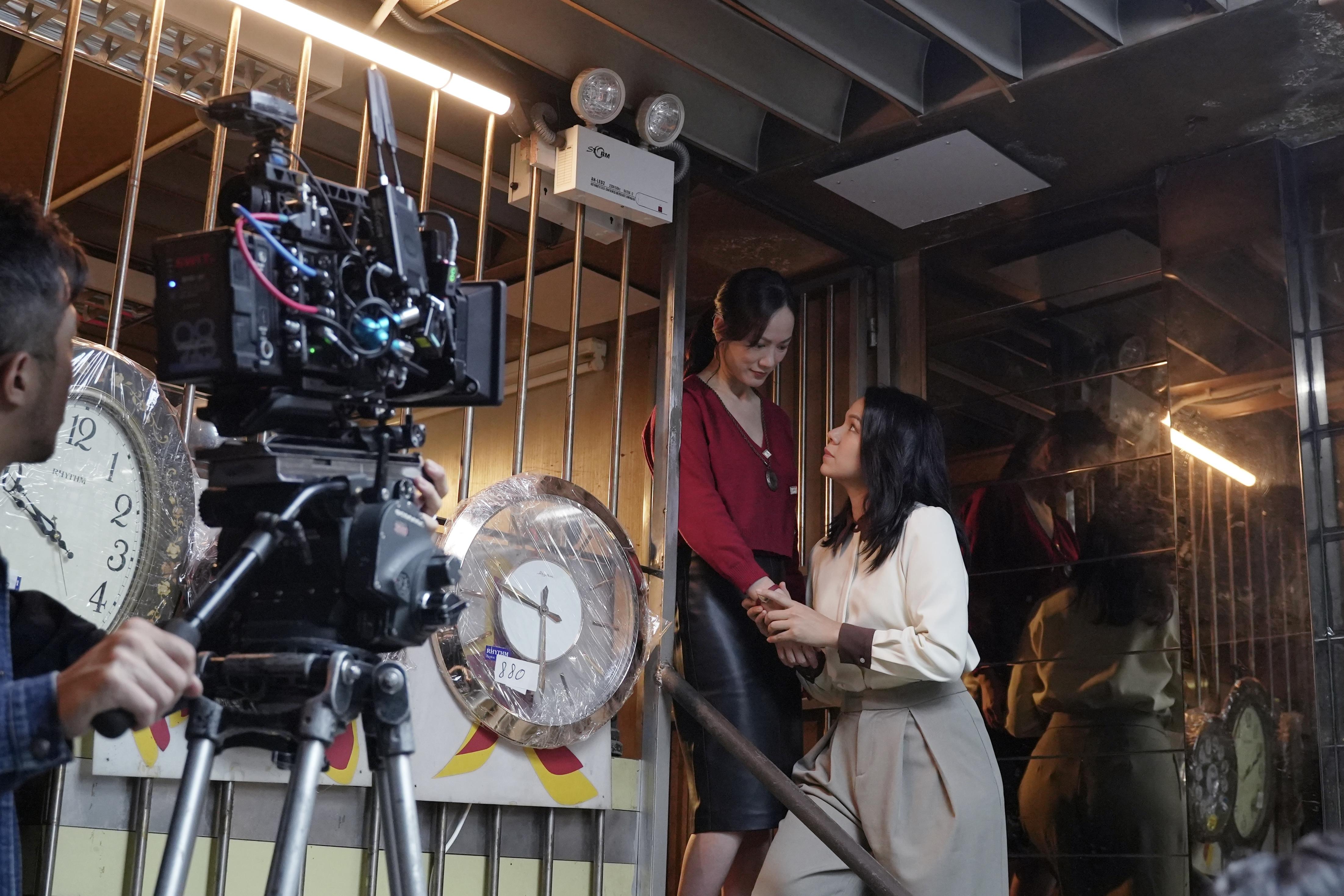 《逆時針的古董錶(5046) 》邀請韋羅莎和簡慕華擔任MV主角。