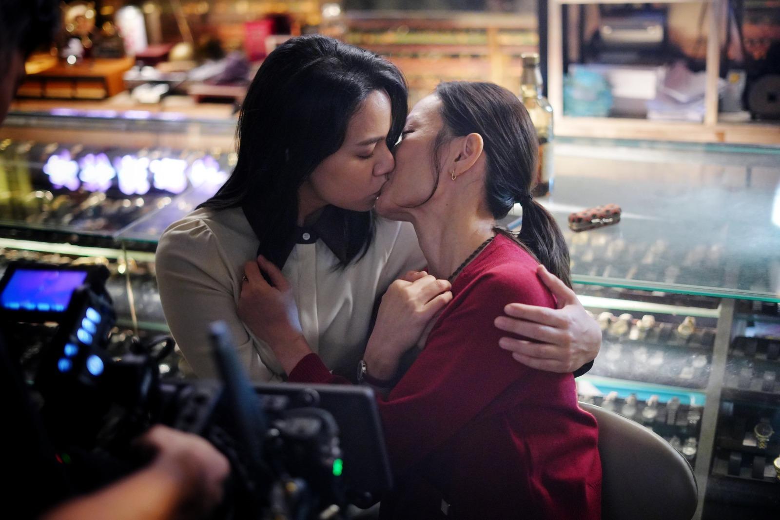 韋羅莎與簡慕華入戲激咀,可惜MV中卻未有採用此畫面。