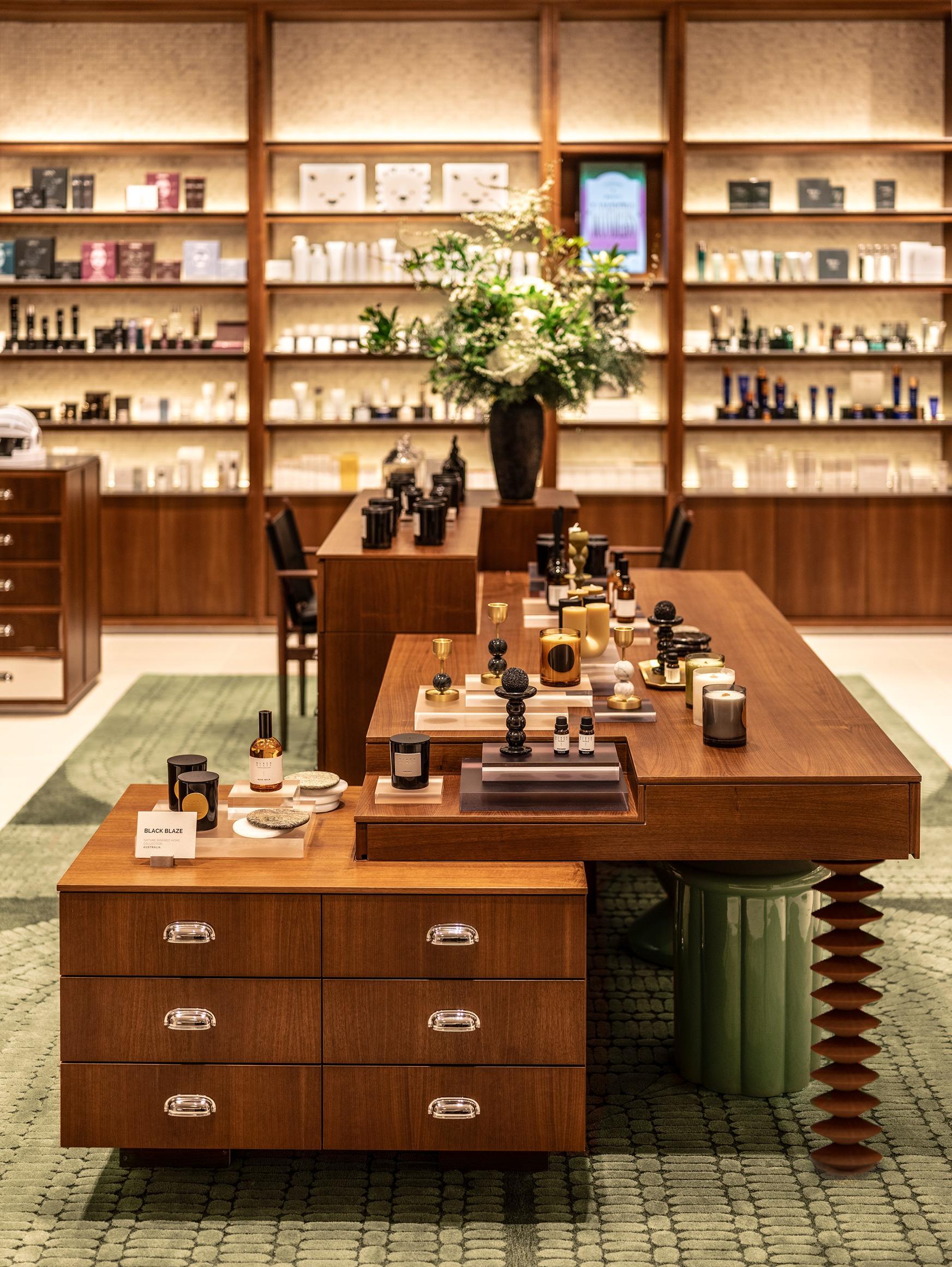 重新開幕的旗艦店以品牌與香港的緊密聯繫為設計靈感,融合上世紀中葉的香港公寓建築元素