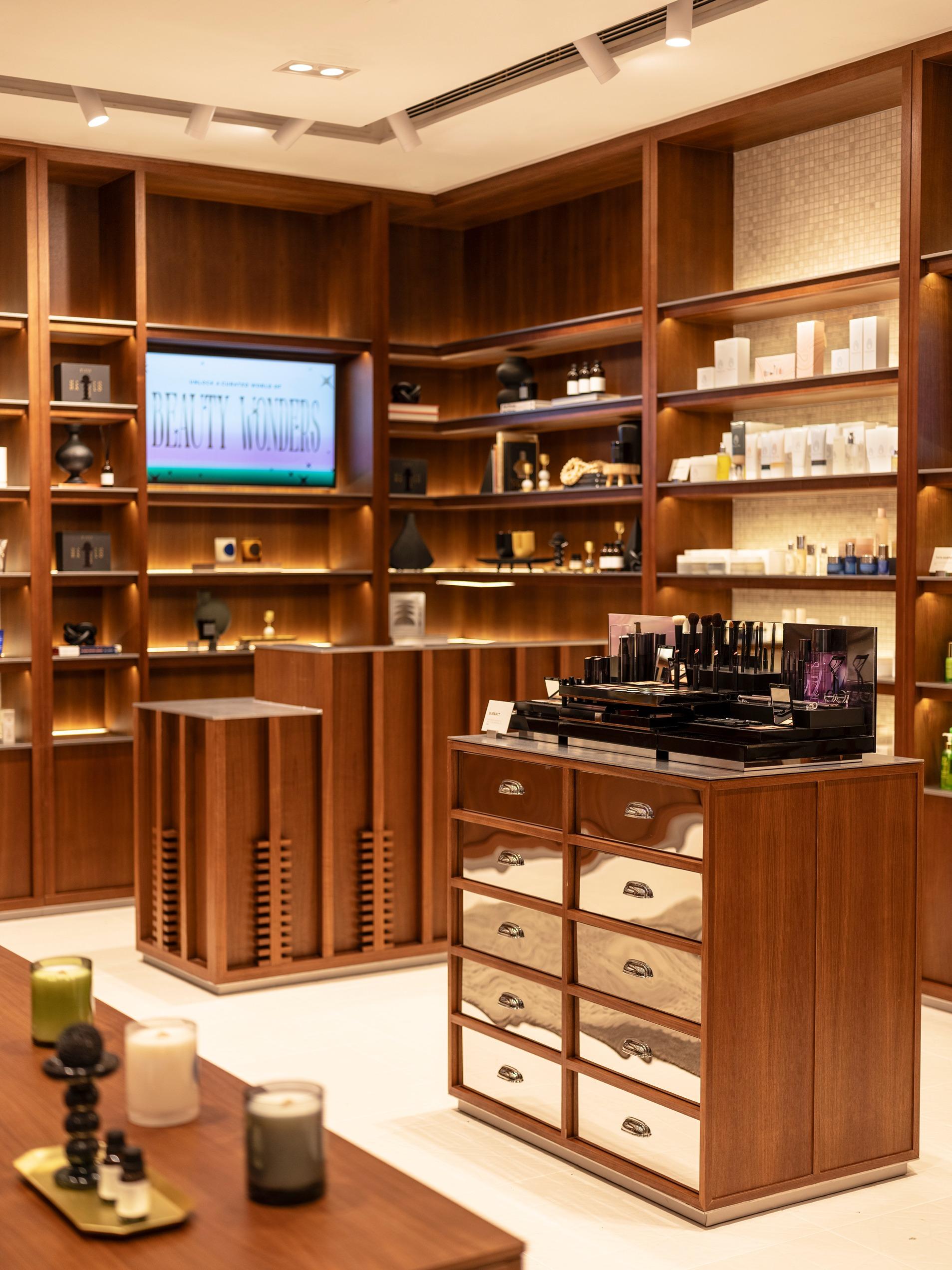 重新開幕的旗艦店以品牌與香港的緊密聯繫為設計靈感,融合上世紀中葉的香港公寓建築元素