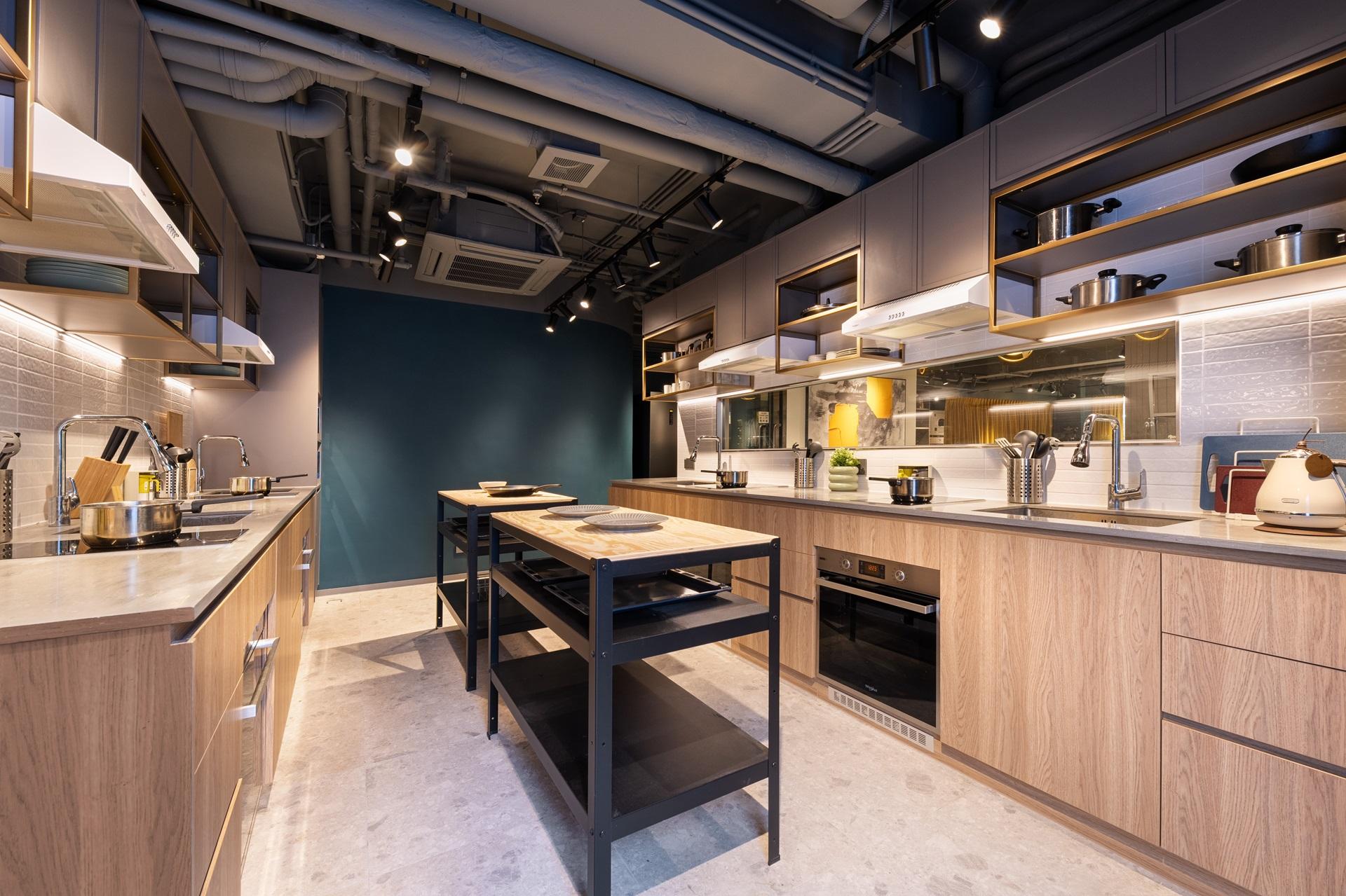 廚戶設施齊全,另有側門連結平台的戶外露台。