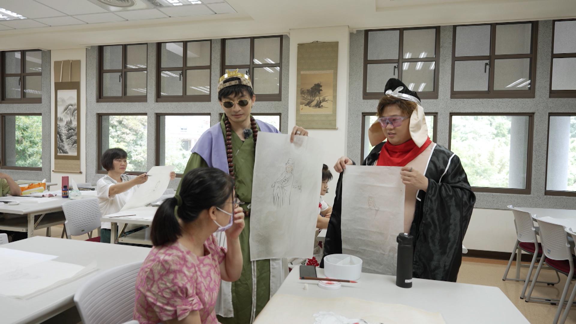 DeeGor和肥仔與佛學同學互動。