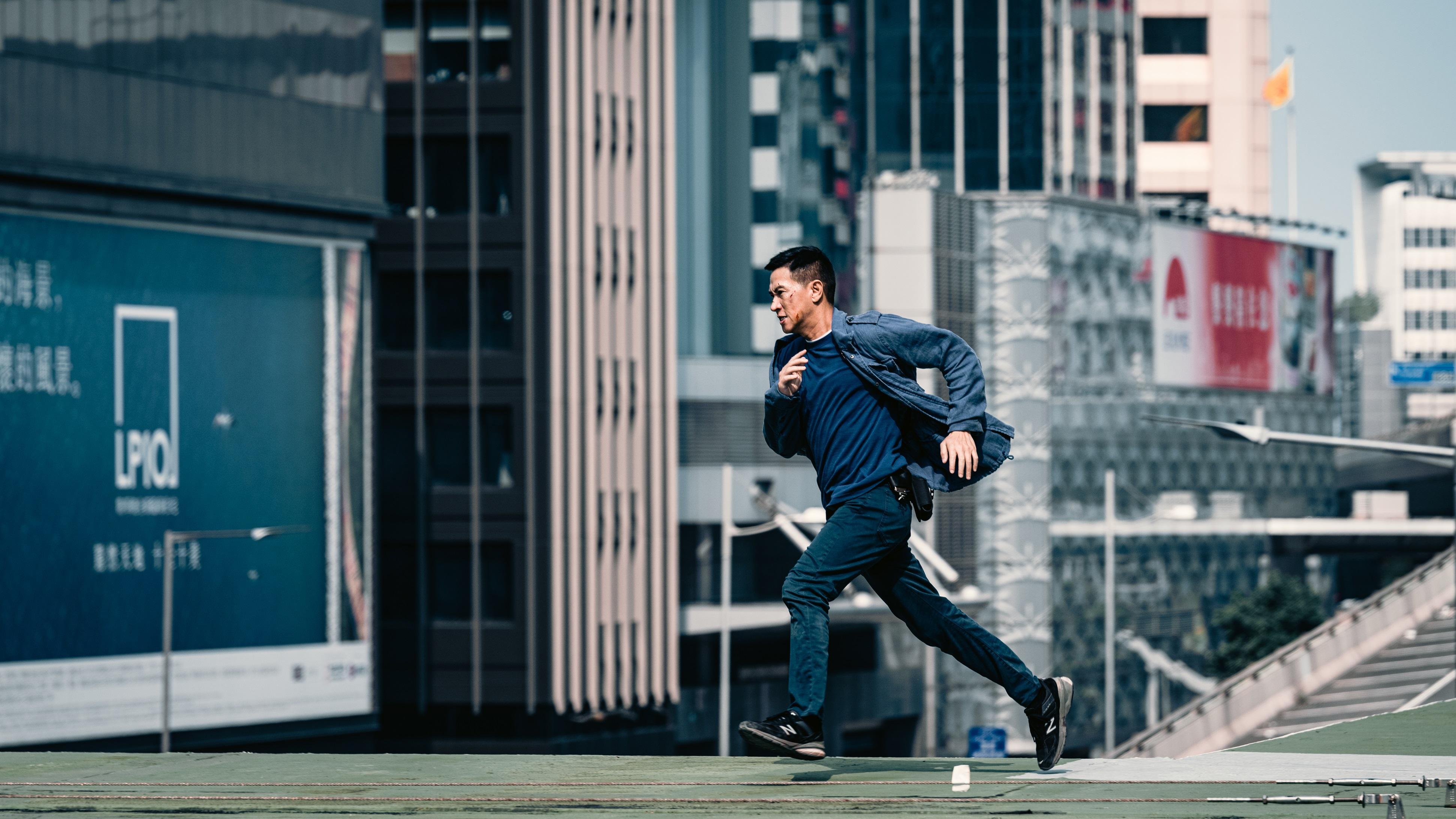 張家輝在電影《爆裂點》親身上陣拍動作場面。