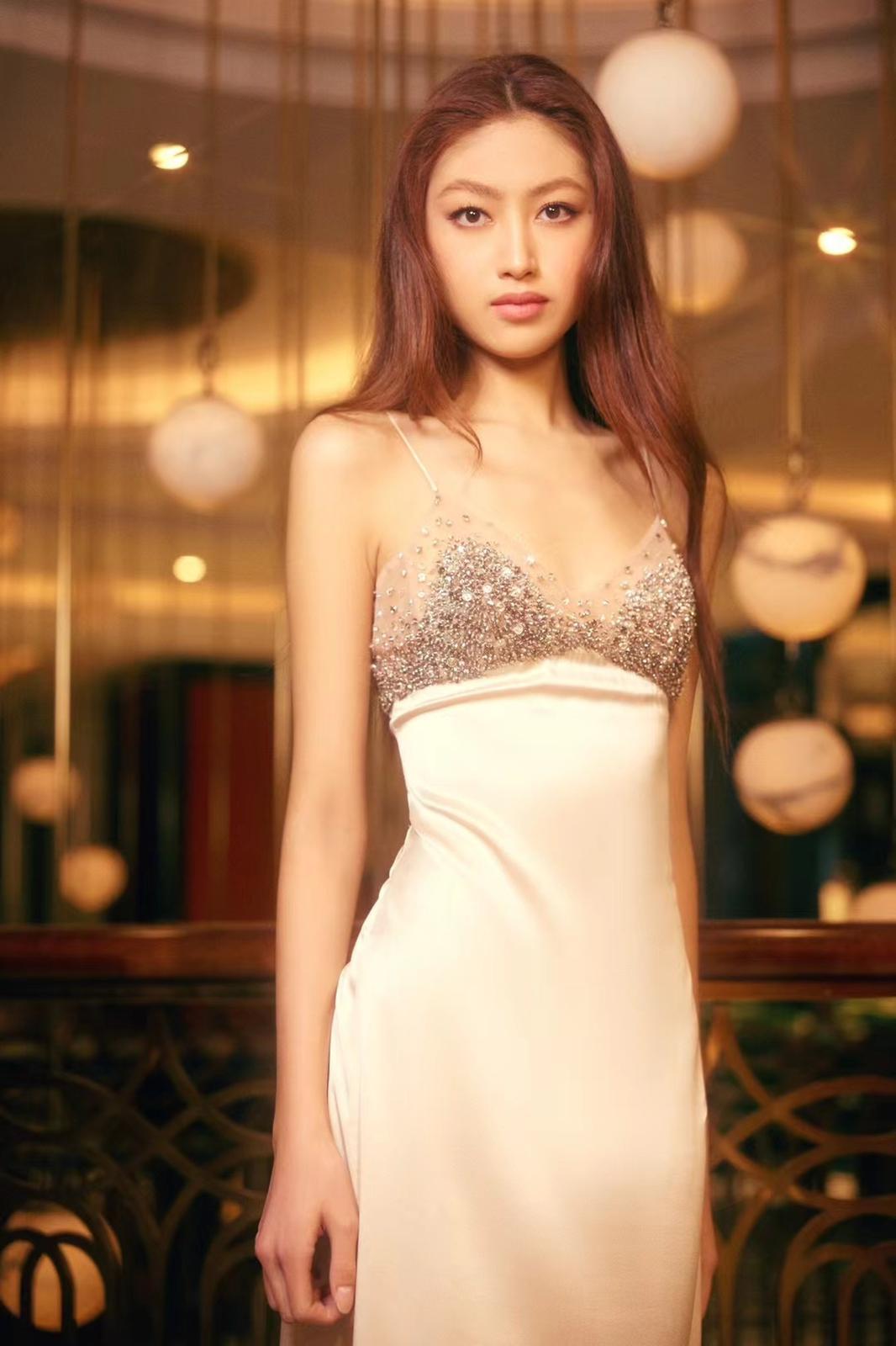 Ella換上金色的晚裝,展現性感優雅一面。