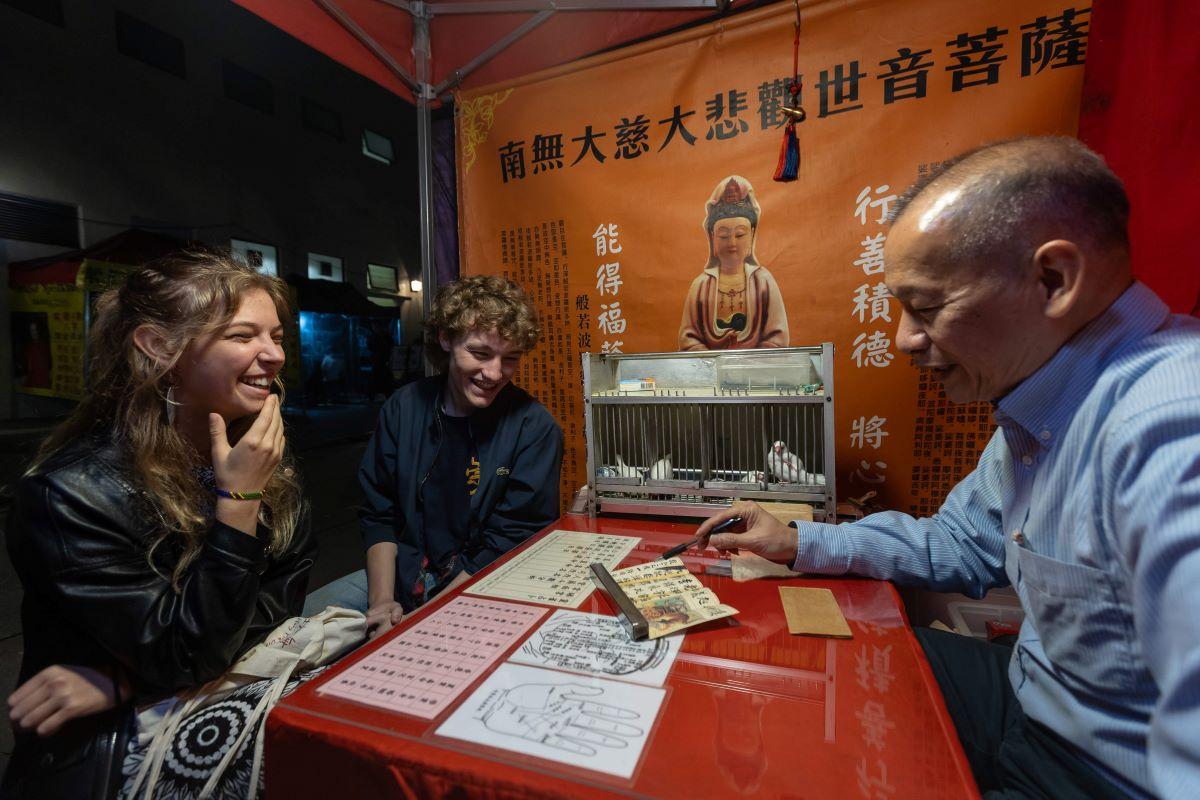 香港夜繽紛|廟街夜市周五起舉辦,商戶稱希望讓廟街再次「旺起來」。(hktb)