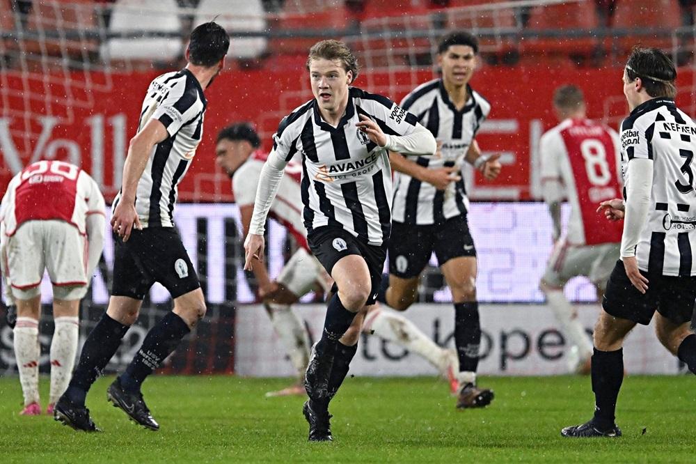 哥頓比治為USV靴高斯射入歷史一球。(USV靴高斯X)