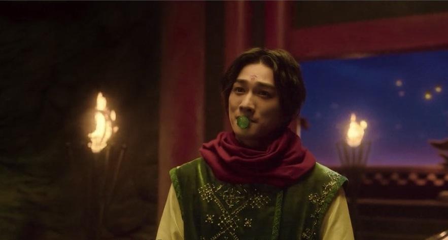 町田啟太啜奶嘴飾演小閻王。