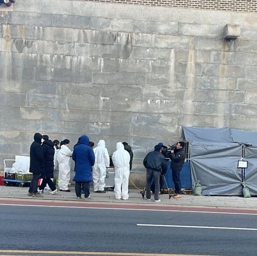 文化財廳表示,目前20名專家正盡速修復外牆,目前已經將遭外牆以布幕圍住,預計清洗至少需要一周的時間。