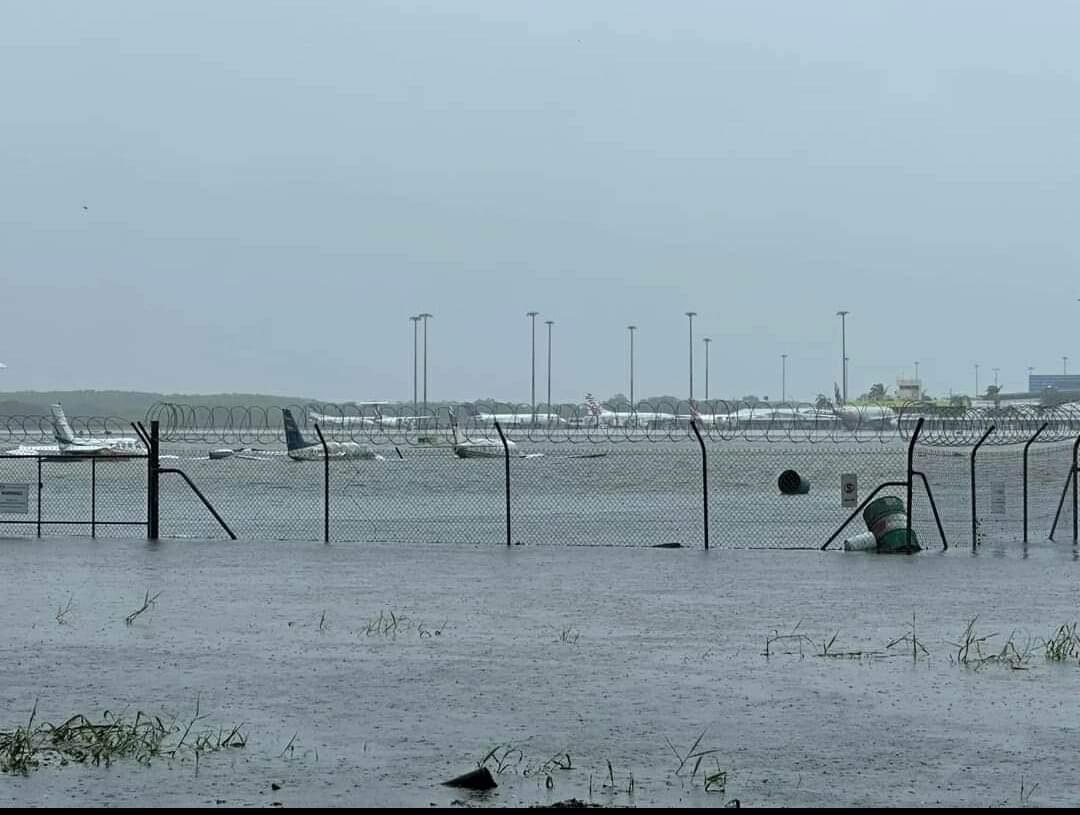 開恩茲機場水浸。(X)