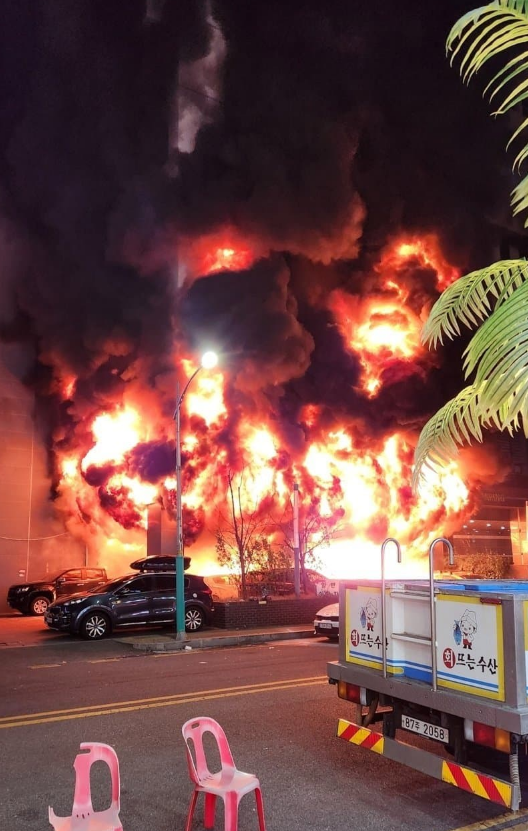 南韓仁川市中心一間酒店昨日(17日)晚上發生火警,至少54傷送院,有民眾從酒店屋頂跳往毗鄰大樓逃生