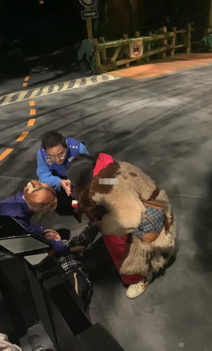 有樂園遊客在社交平台指,昨日(24日)下午乘坐遊覽車「熱力追蹤」期間,一名女童中途掉了髮箍,「結果跳下去撿」,但遊覽車繼續前行,女童一度追著跑但未能返回車上,及後被駛至的另一輛遊覽車撞到碾壓,「還在車上的母親急得大喊女兒名字」,項目隨即暫停,據報道女童及後需送院。