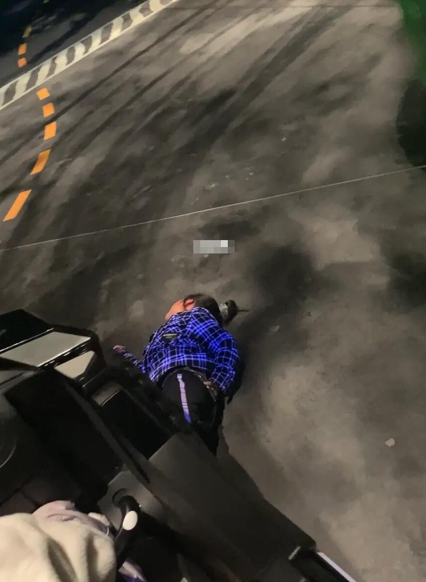 有樂園遊客在社交平台指,昨日(24日)下午乘坐遊覽車「熱力追蹤」期間,一名女童中途掉了髮箍,「結果跳下去撿」,但遊覽車繼續前行,女童一度追著跑但未能返回車上,及後被駛至的另一輛遊覽車撞到碾壓,「還在車上的母親急得大喊女兒名字」,項目隨即暫停,據報道女童及後需送院。