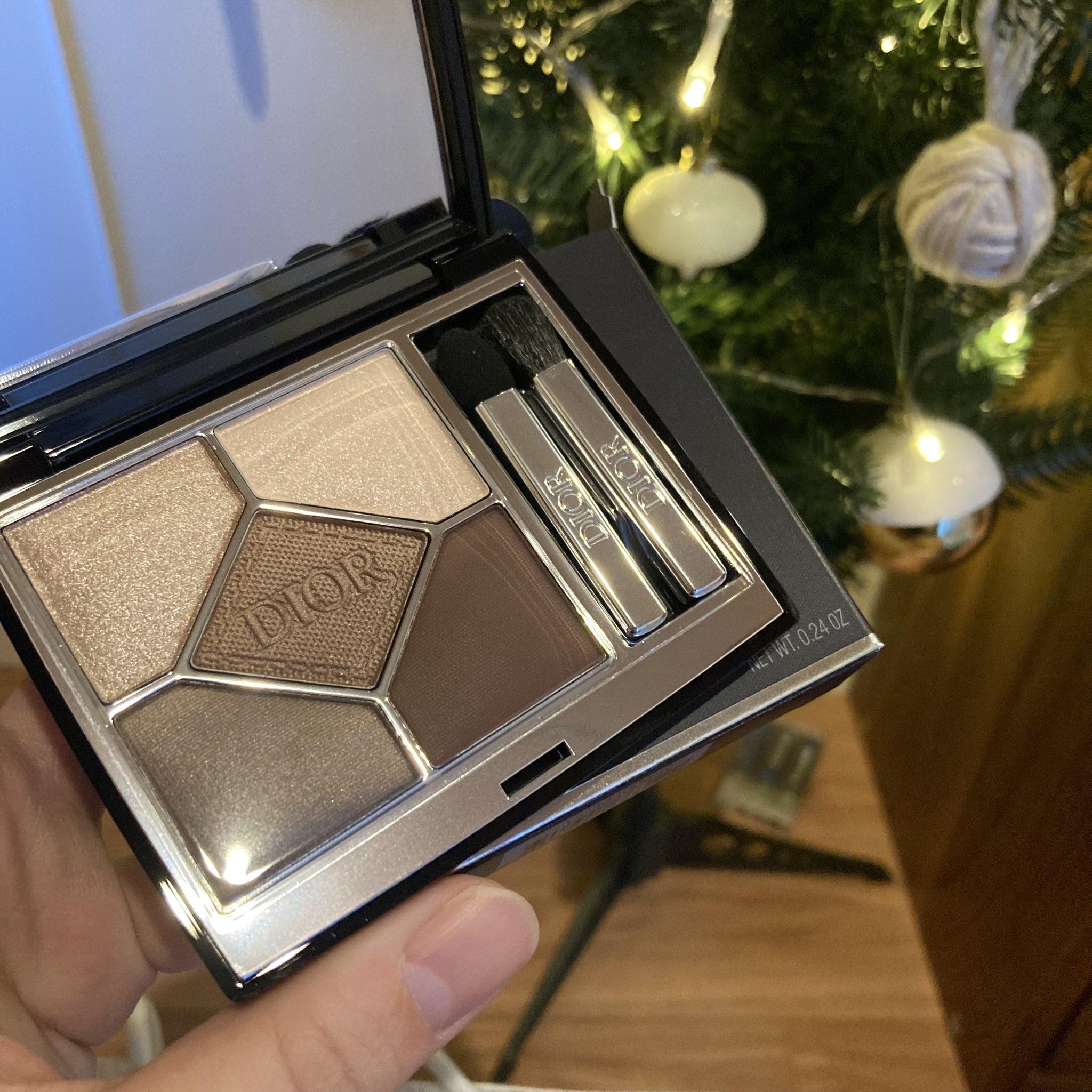 社交平台「X」(前稱Twitter)名為「木琴」的日本網友,於周一(25日)分享兩張照片,為她今年收到的聖誕禮物。照片可見,一張拍有知名時尚品牌Dior的2023聖誕節限量版紙袋,另一張則是Dior在今年聖誕節期間所推出的數量限定、一組要價9,570日圓(約524港元)的經典五色眼影。