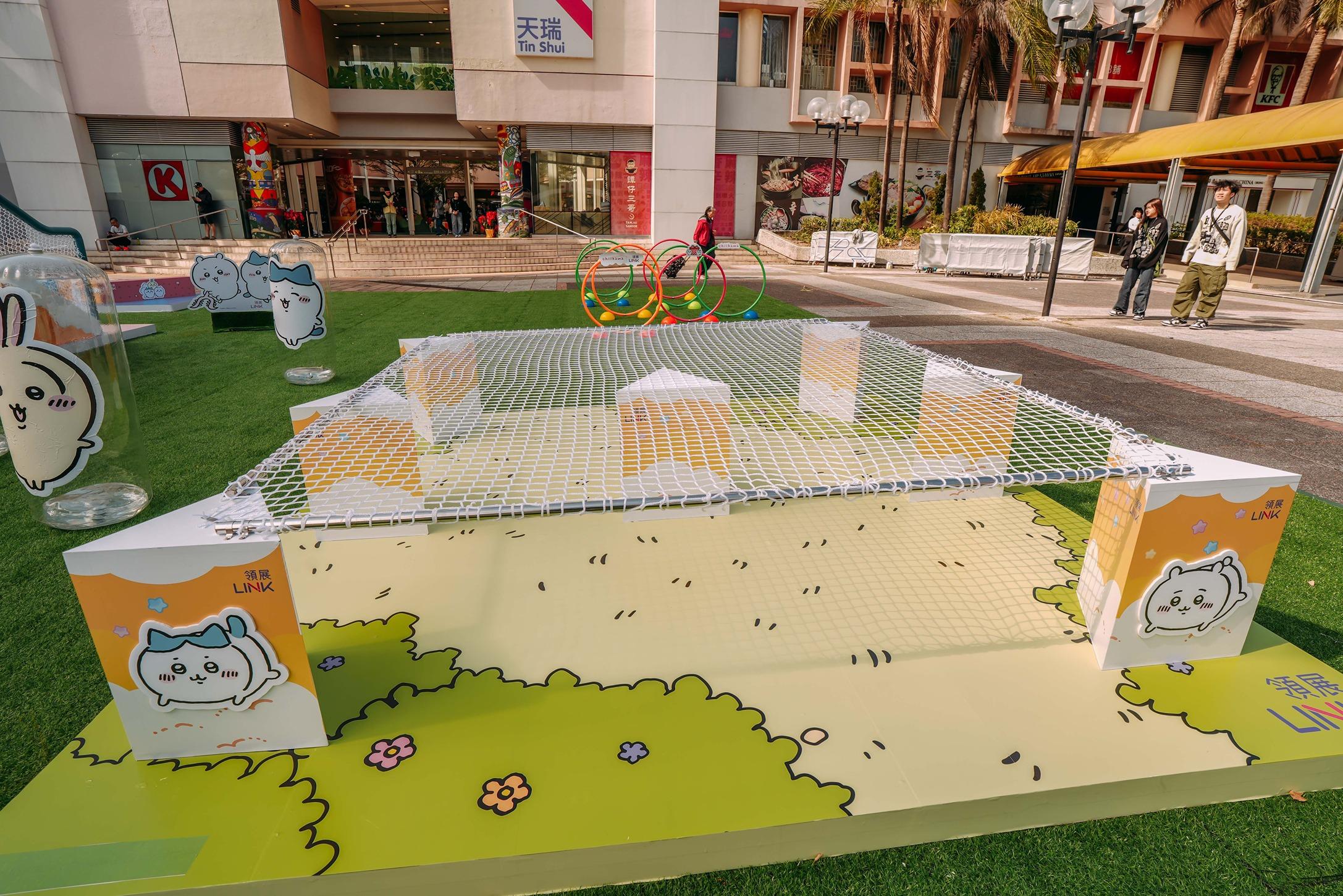 「USH! 暴走天水圍遊樂祭」的重頭戲「啊哈!Chiikawa 暴走障礙樂園」,齊齊挑戰各式障礙兼打卡 。