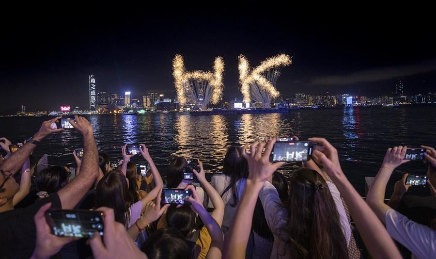 旅發局的「冬日維港水上煙火」有多個限定圖案,包括「聖誕樹」、「禮物」及「HK」字樣等。(資料圖片)