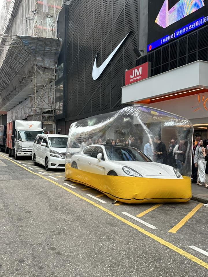 一架白色保時捷房車被一個巨型充氣袋包裹,旺角西洋菜街也出現該車蹤影。