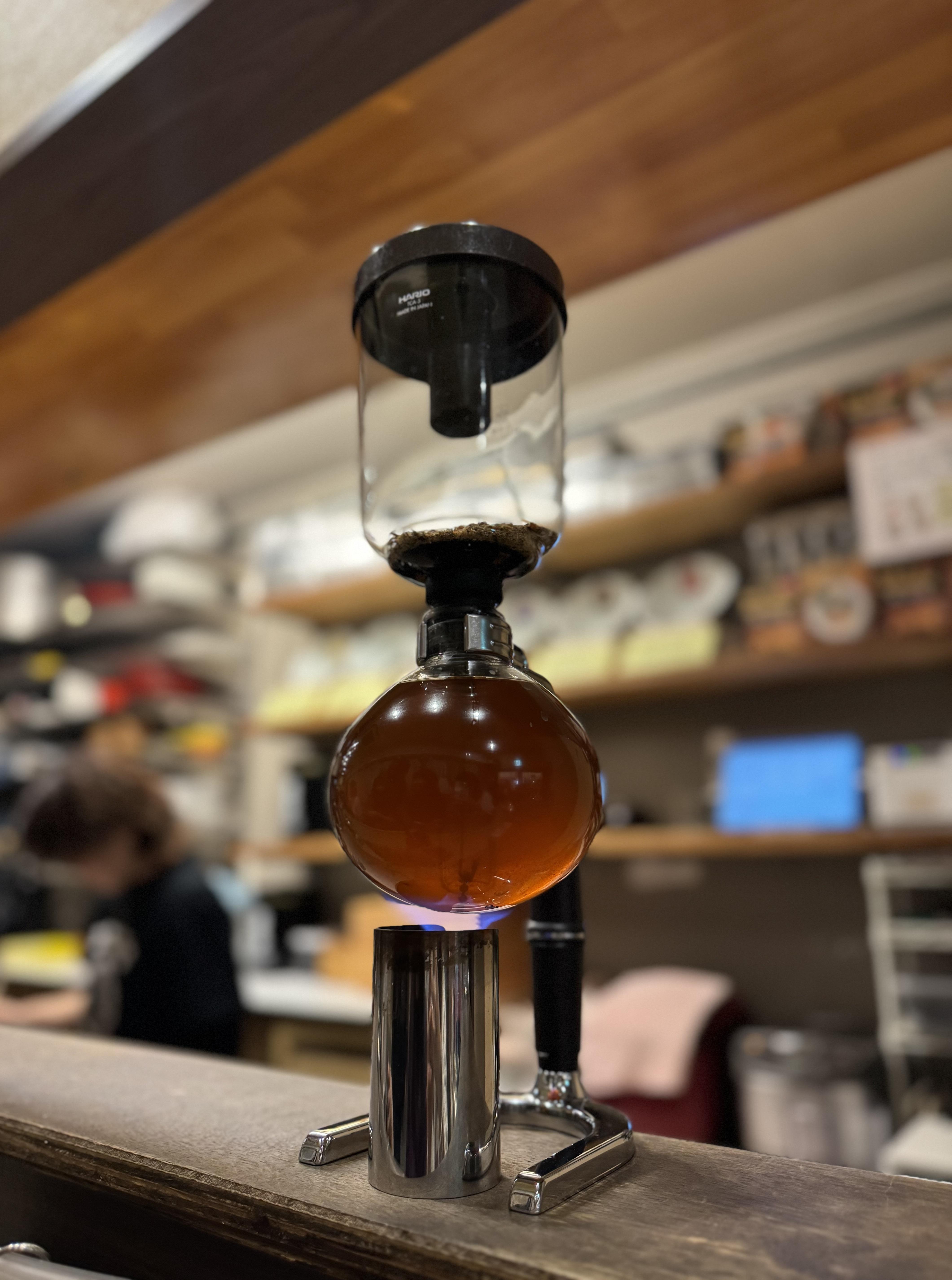 大重食堂主打以獨特虹吸式製法製作湯底。