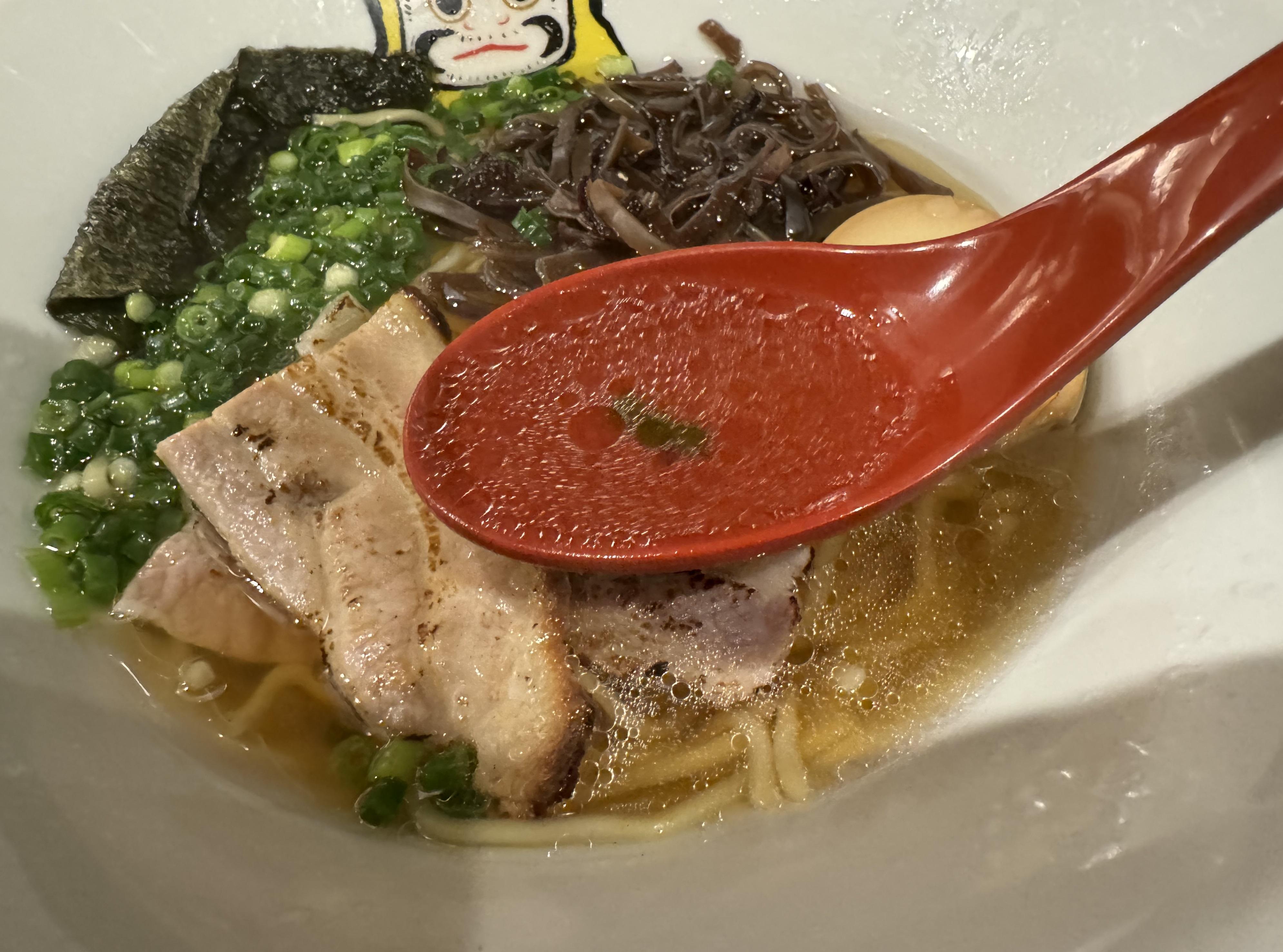 湯底雖然清澈但味道濃郁,每一滴都是七節精華。