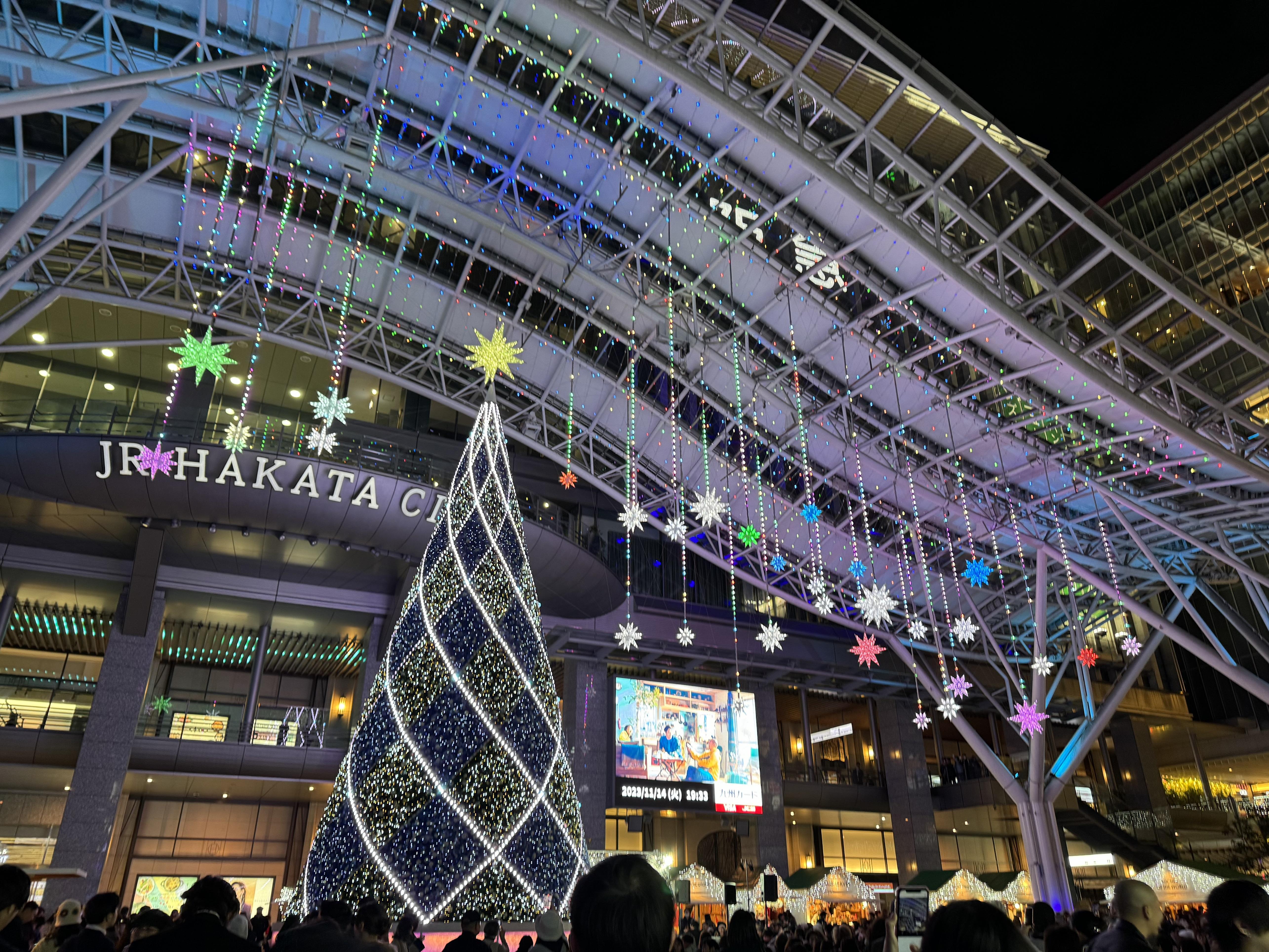 車站前的巨型聖誕樹有14.9米高。