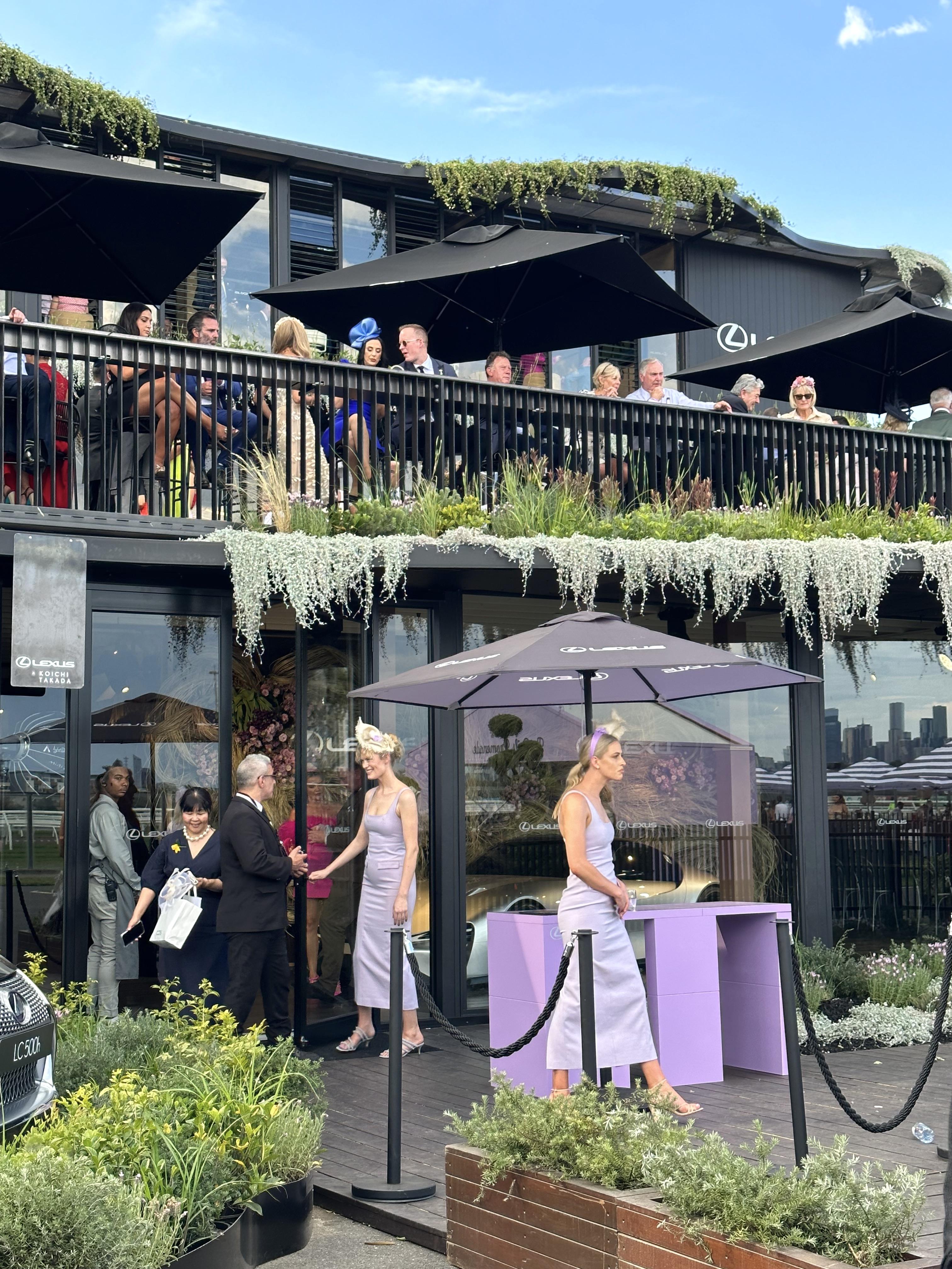 The Birdcage屬於名人區,內有美輪美奐的酒吧和餐廳。