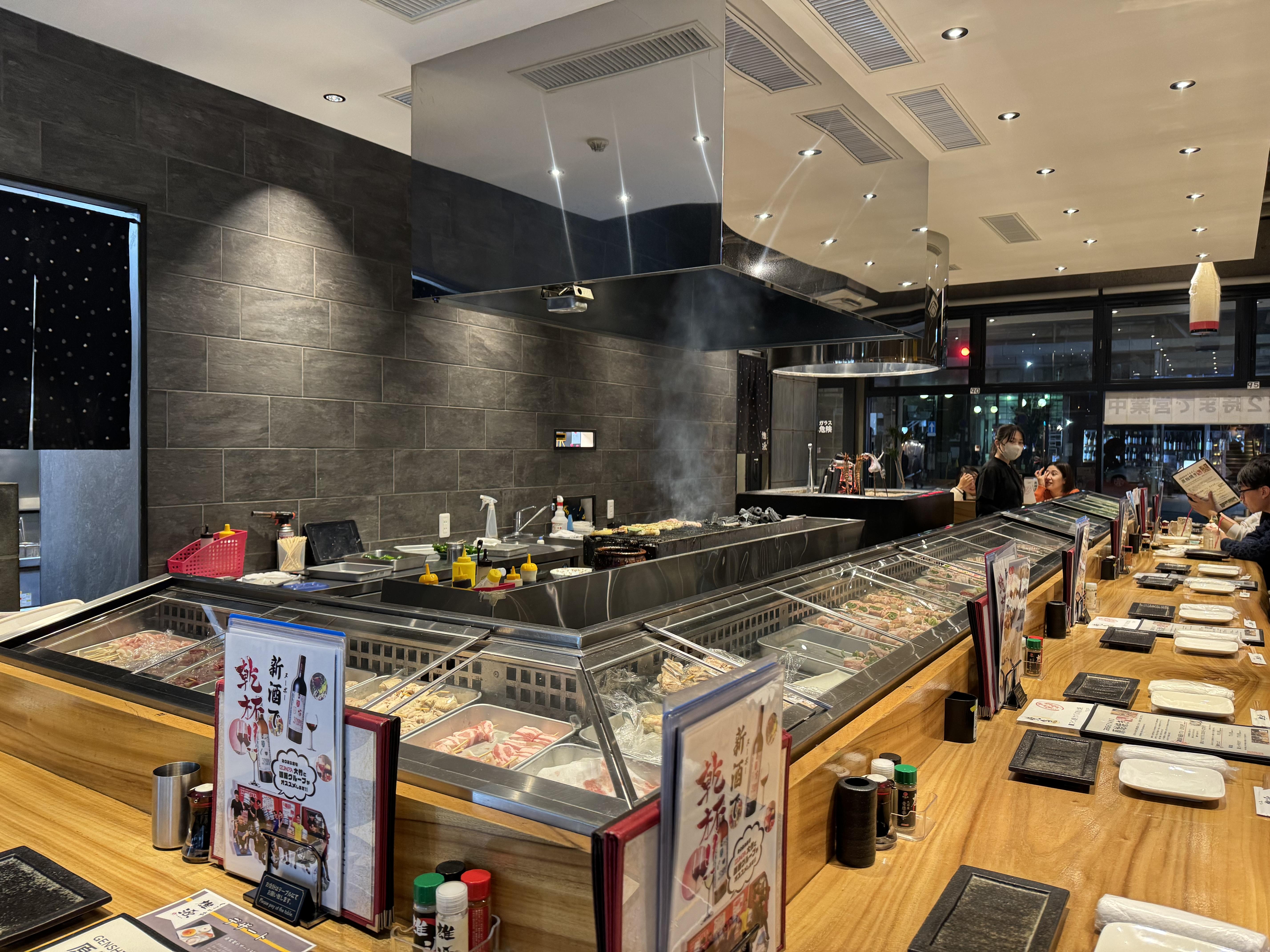 「雄源串燒」設吧台區及個室