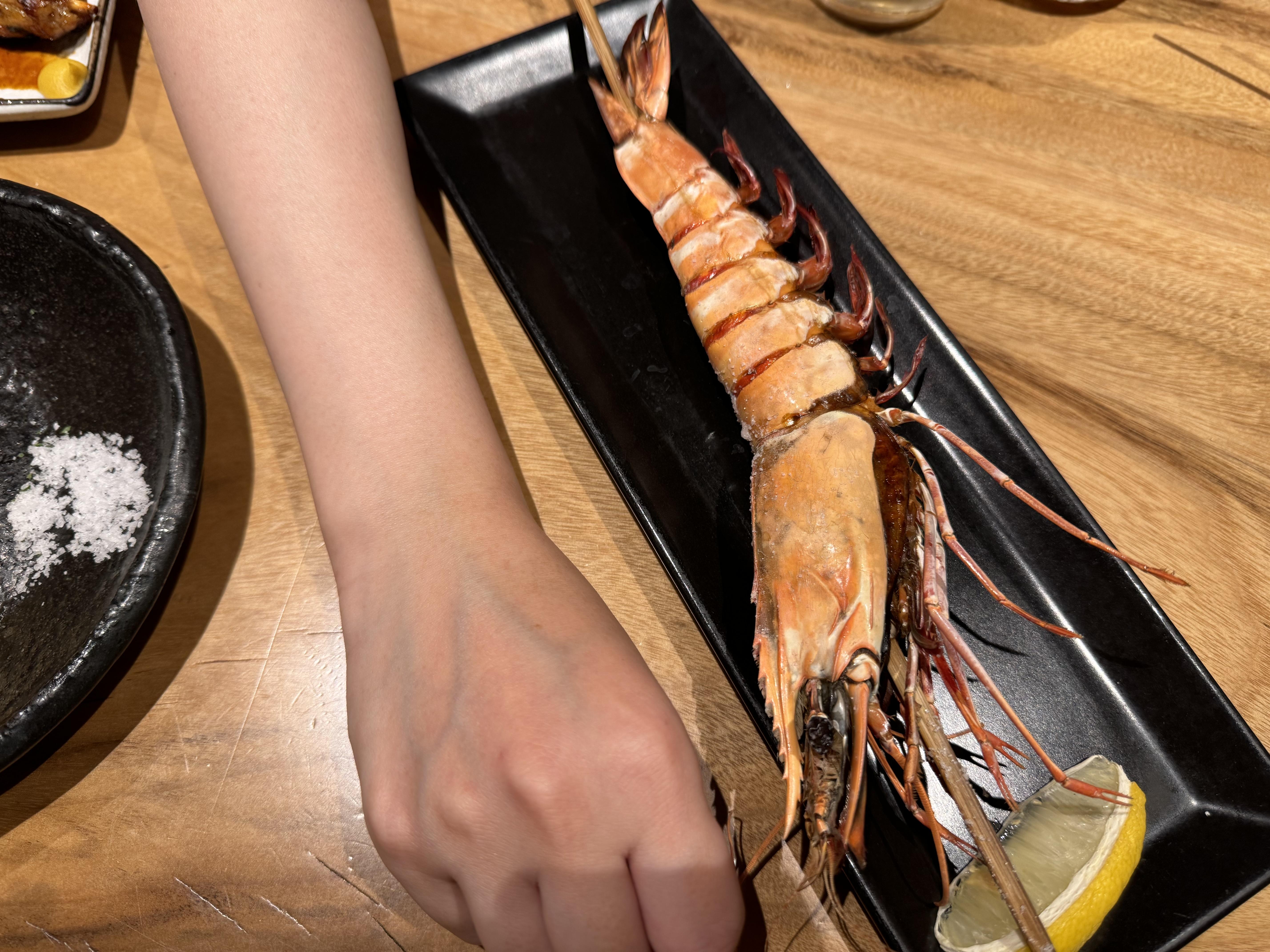 必食超巨型燒蝦,足足有整隻手臂一樣長。