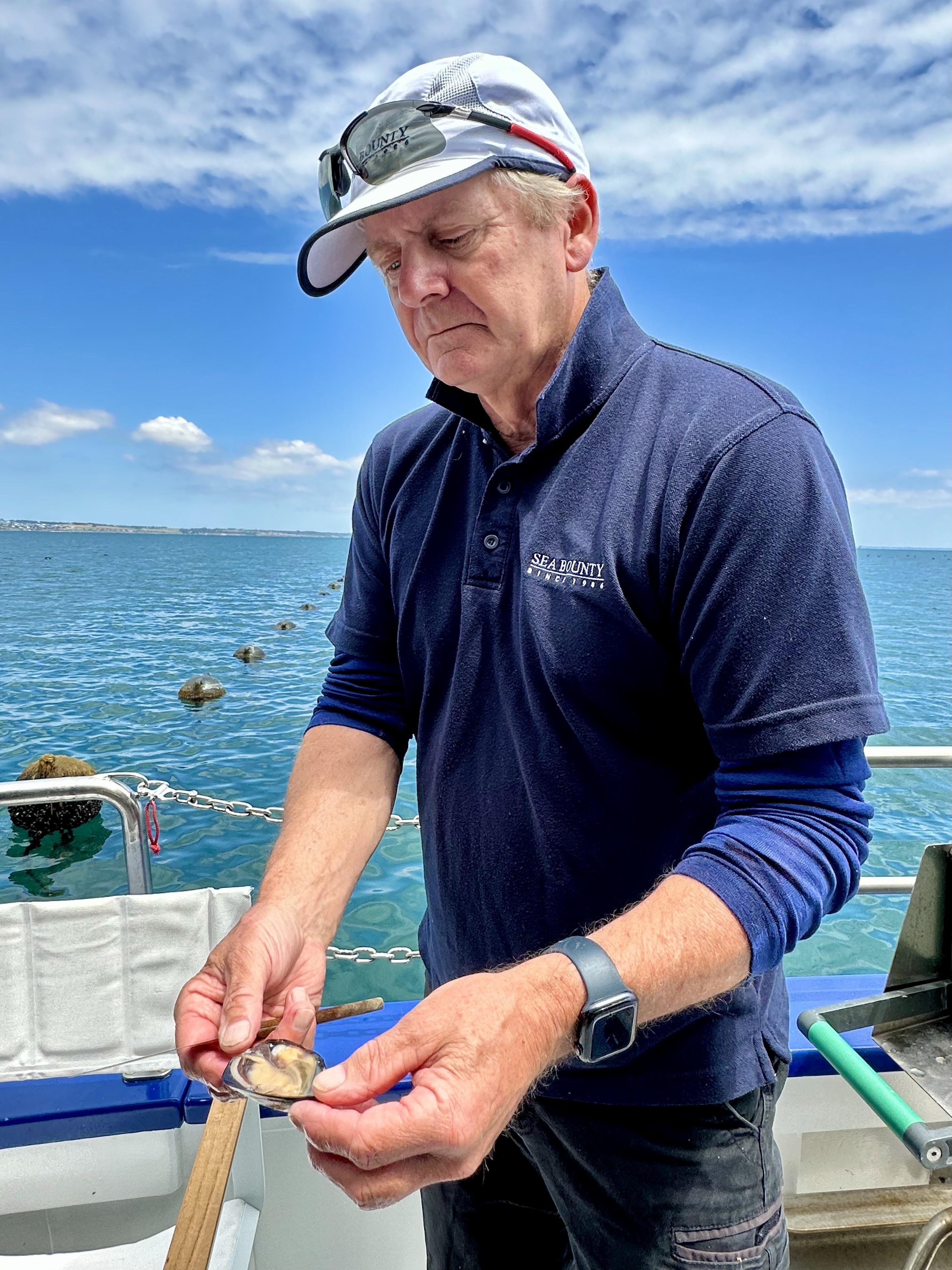 船長Lance從事漁業超過40年,更即開青口刺身給我們品嚐。