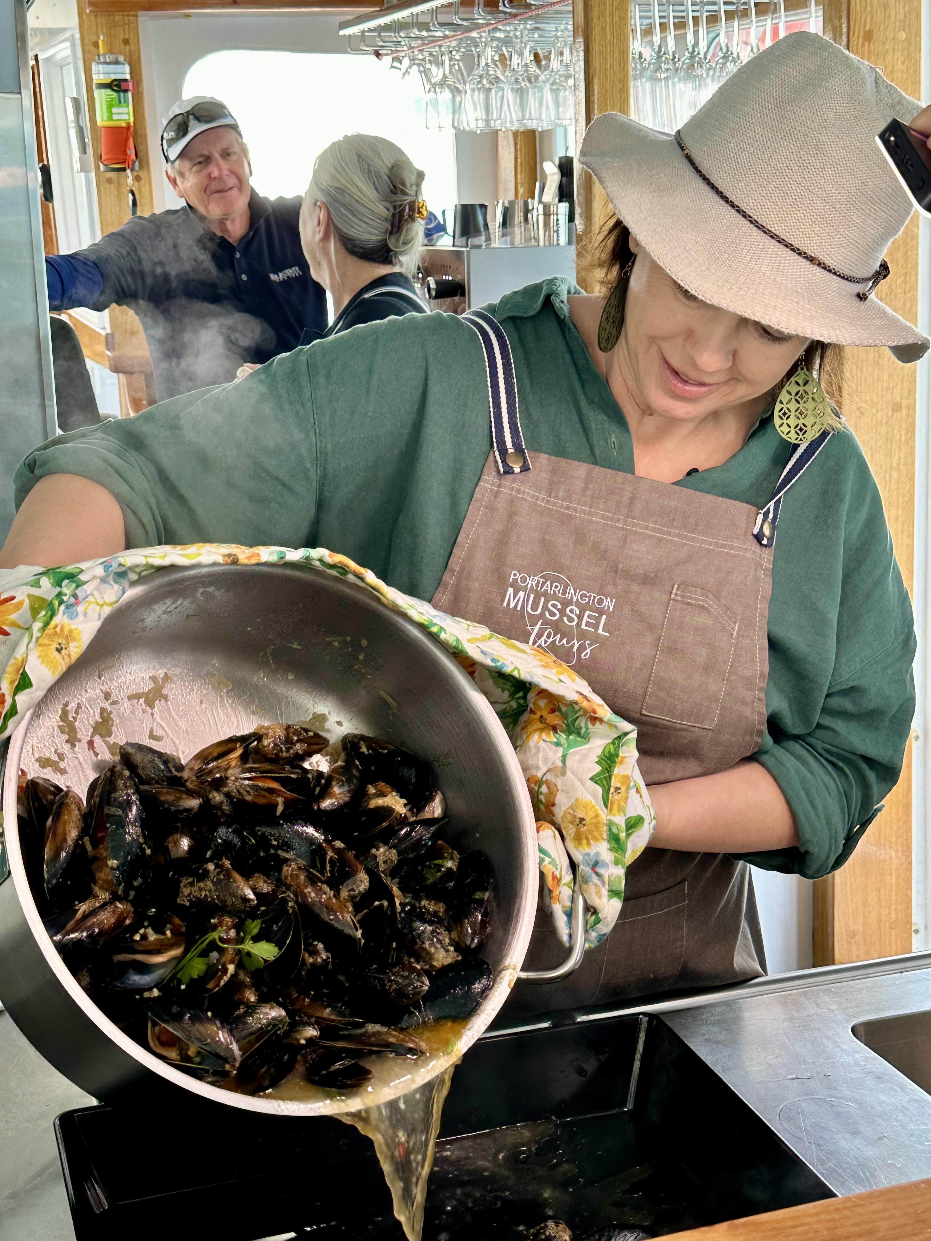 船員教煮「酒煮青口」,秘訣是以本地Apple Cider代替白酒。