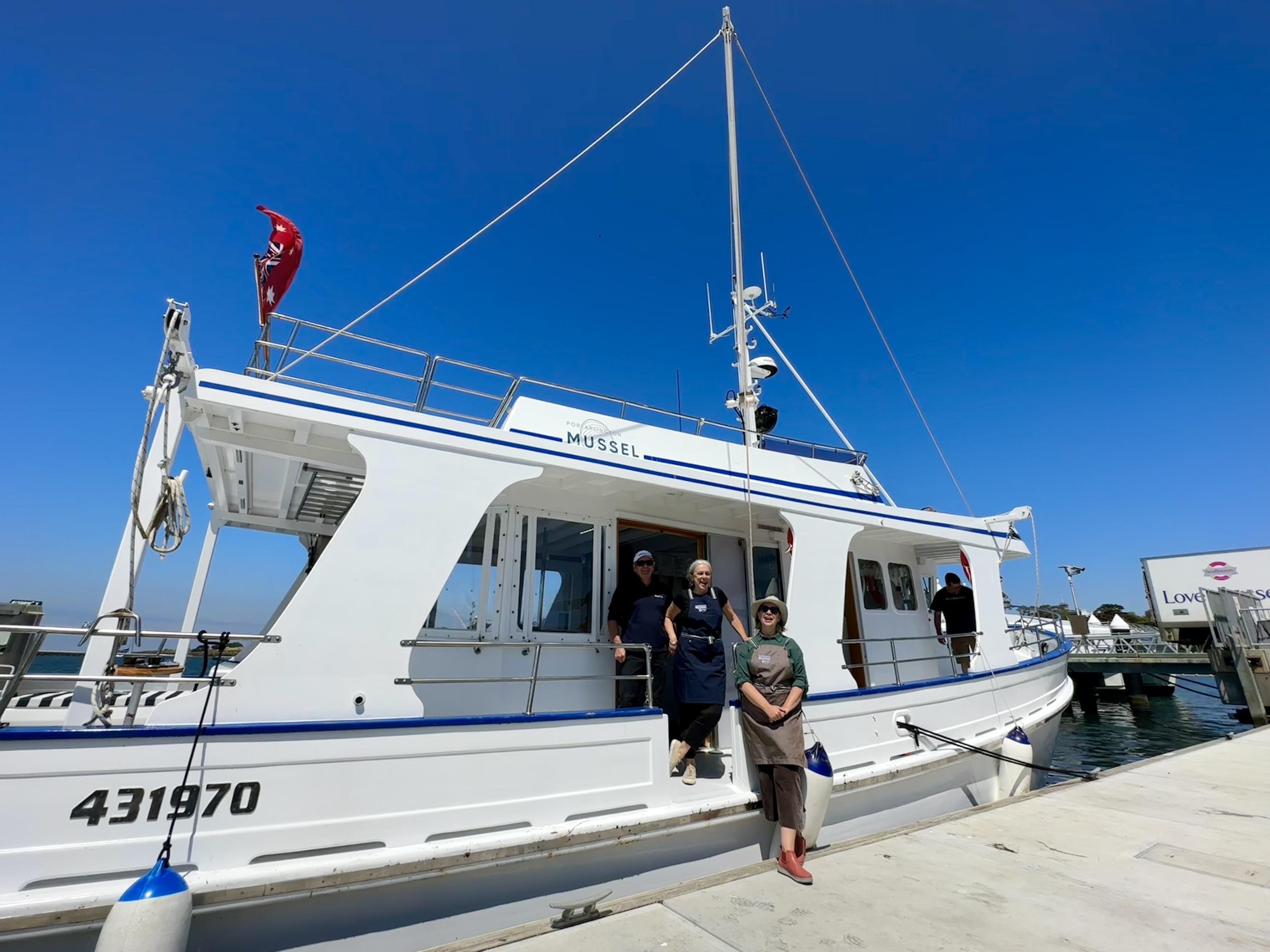 青口船每次可乘載最多12位乘客,除了甲板打卡位露, 還有冷暖氣船艙。