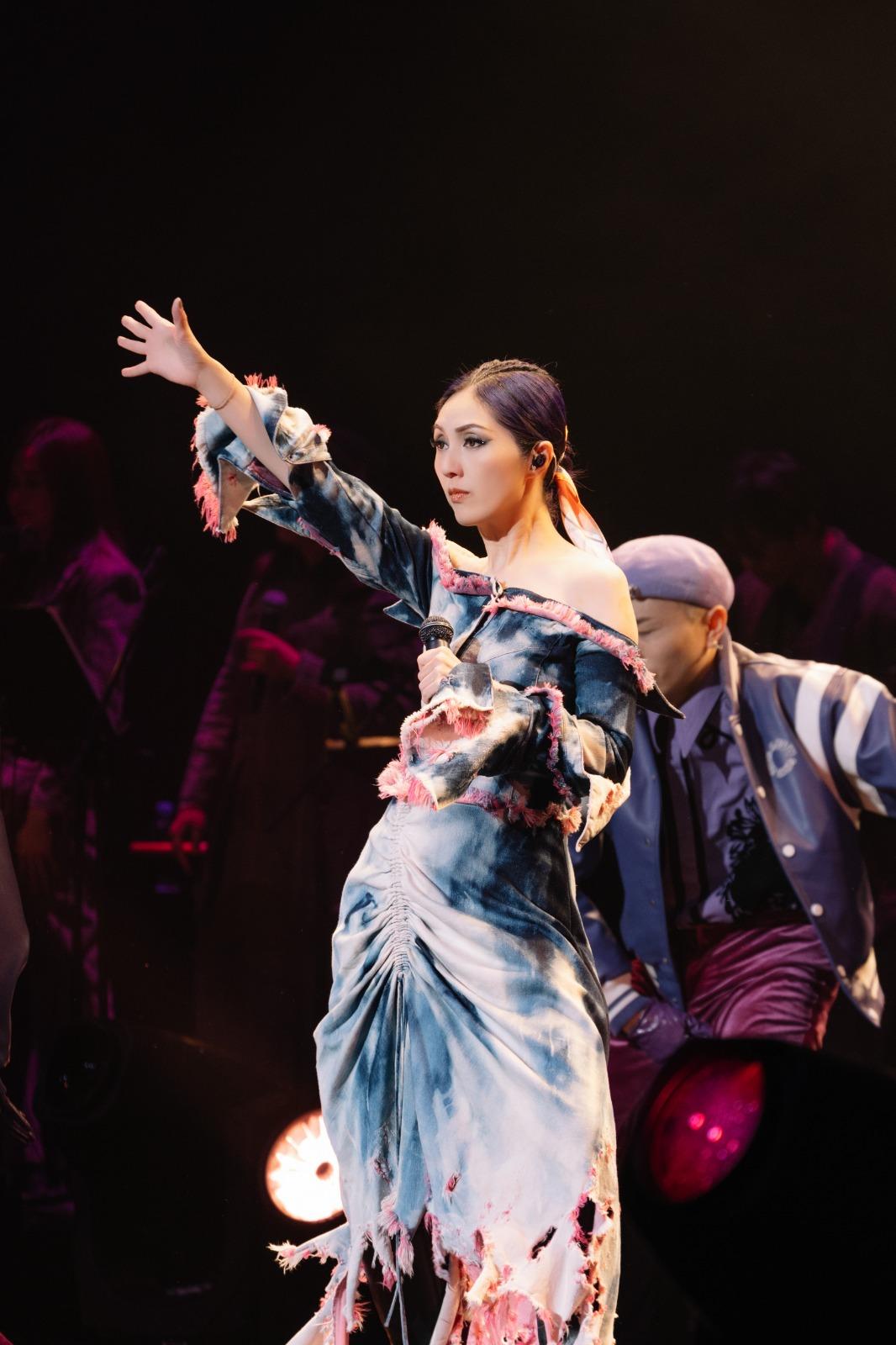 楊千嬅宣布2月14至15日於澳門銀河綜藝館繼續開騷。