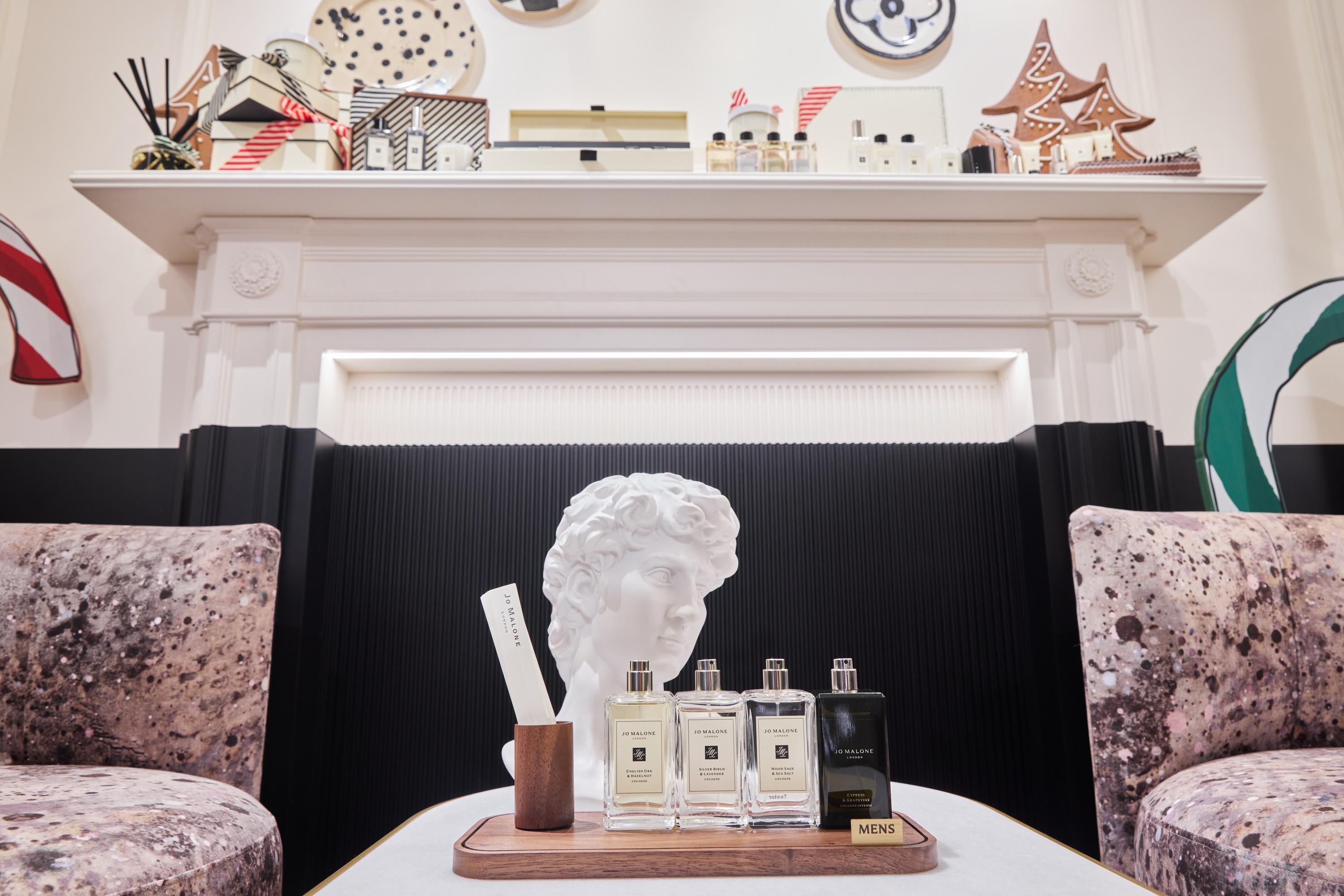 店內擺放一組大理石咖啡桌與沙發,讓大家小坐片刻。