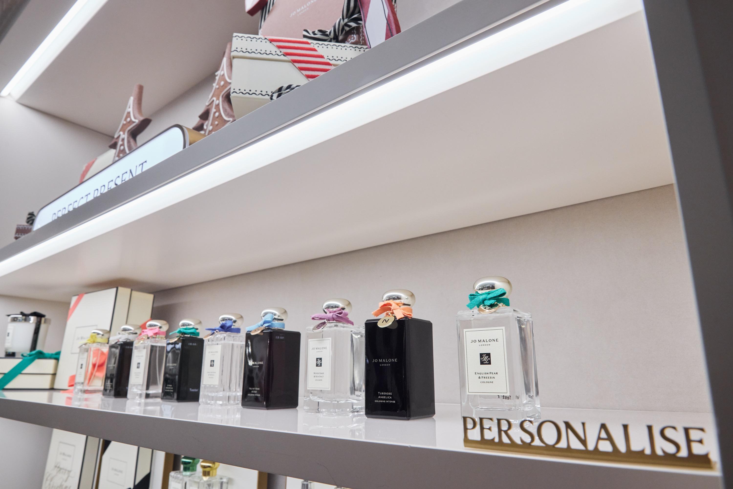 旗艦店有一站式個人化送禮服務,包括專屬字母瓶扣及搭配精緻色彩繽紛緞帶等。
