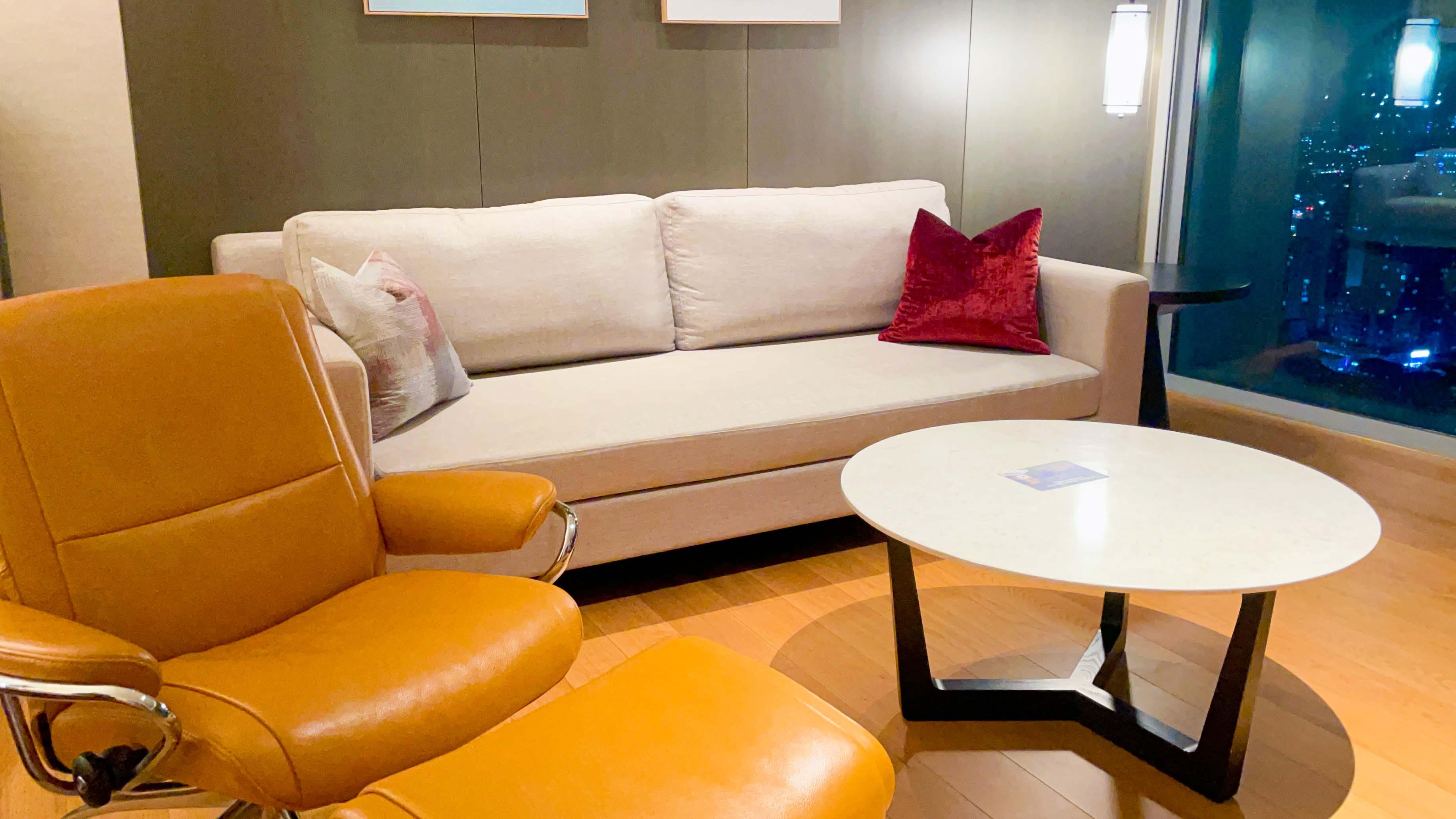 超長梳化、大圓桌及躺椅