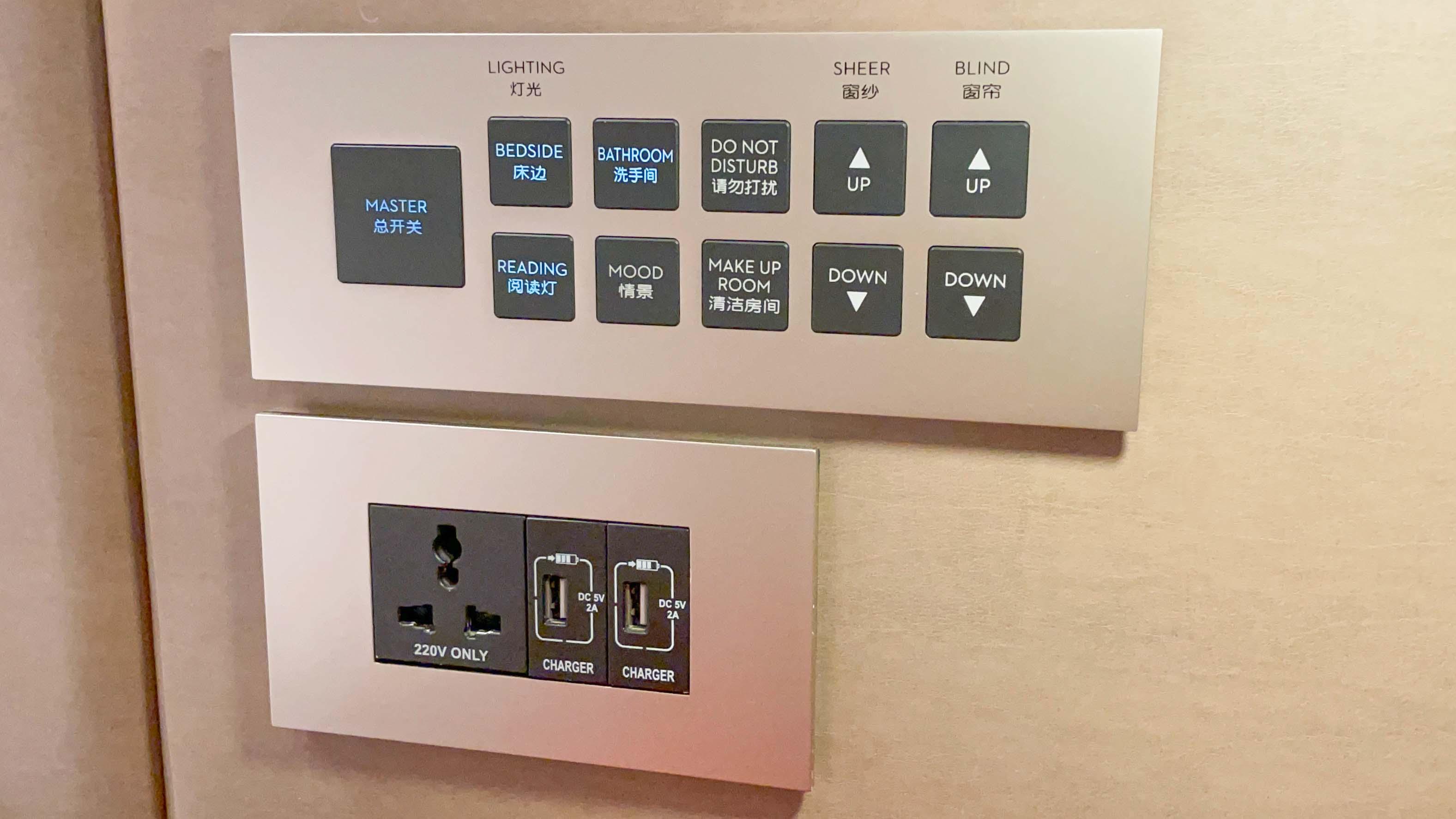 雙人床旁邊附有電源、窗簾開關及差電位。