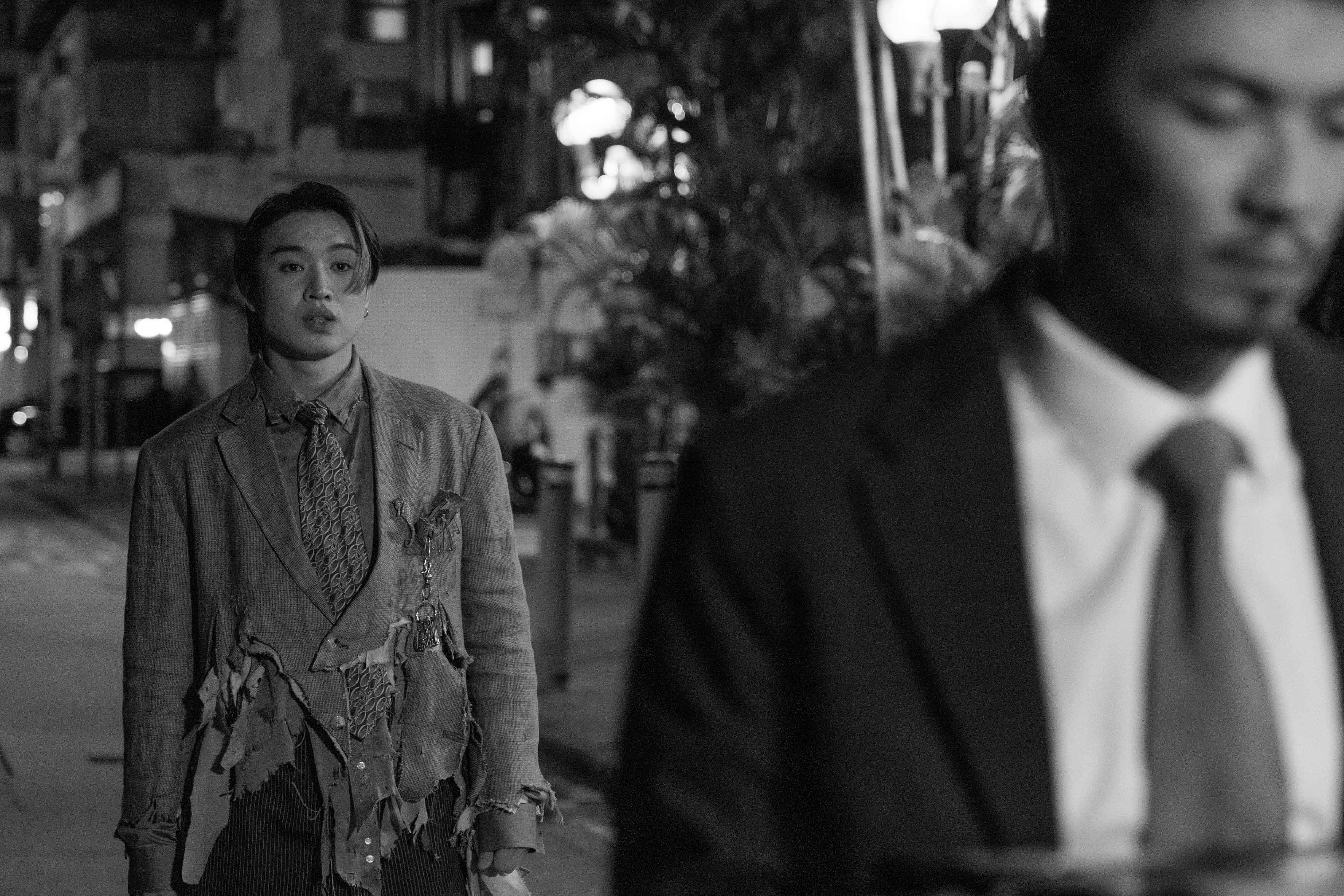 Jer柳應廷於《大海少年》MV化身天使拯救由林子傑扮演的失業輕生男主角。