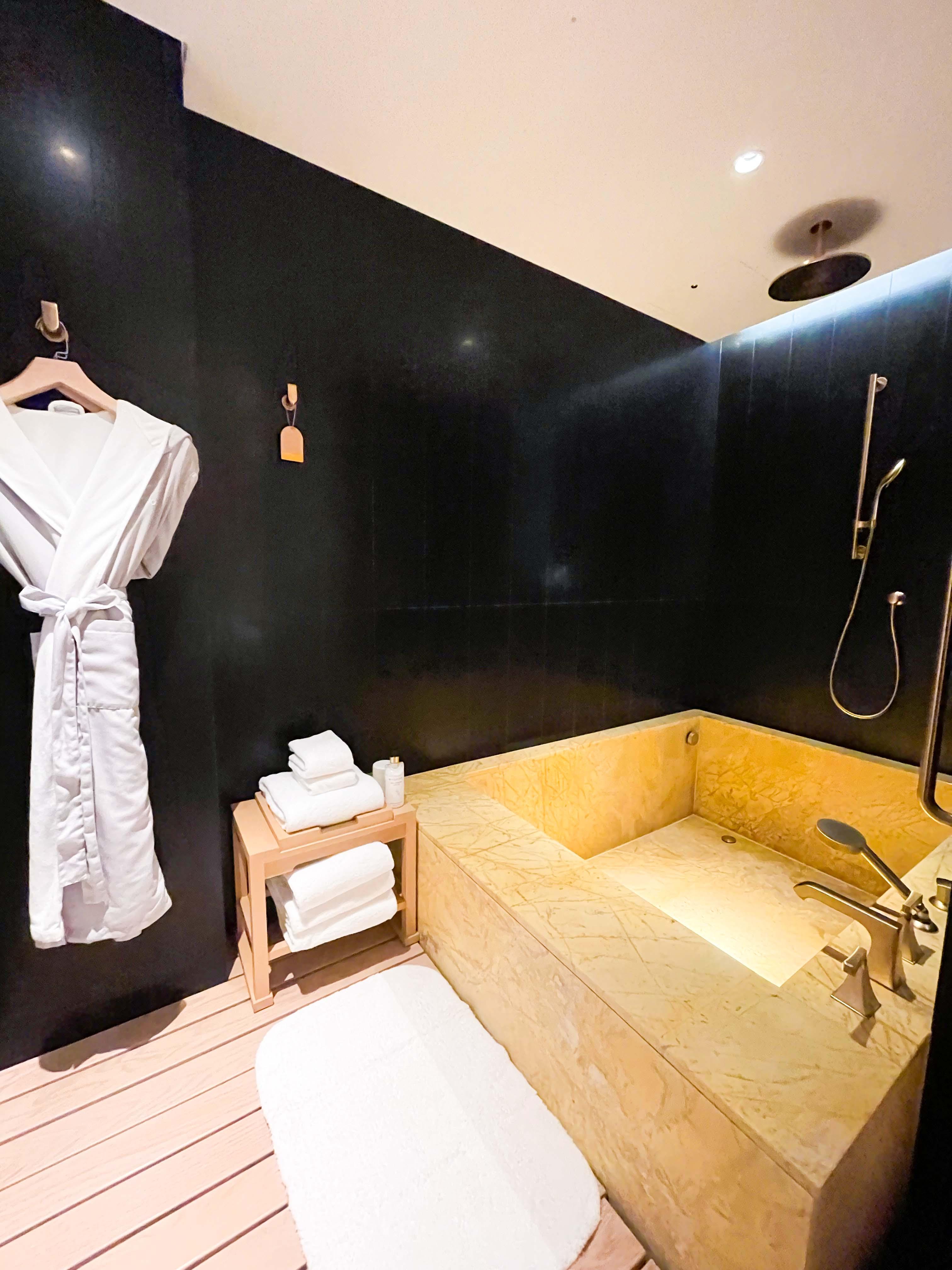 超大大理石浴缸,兩人同浸都不是問題!