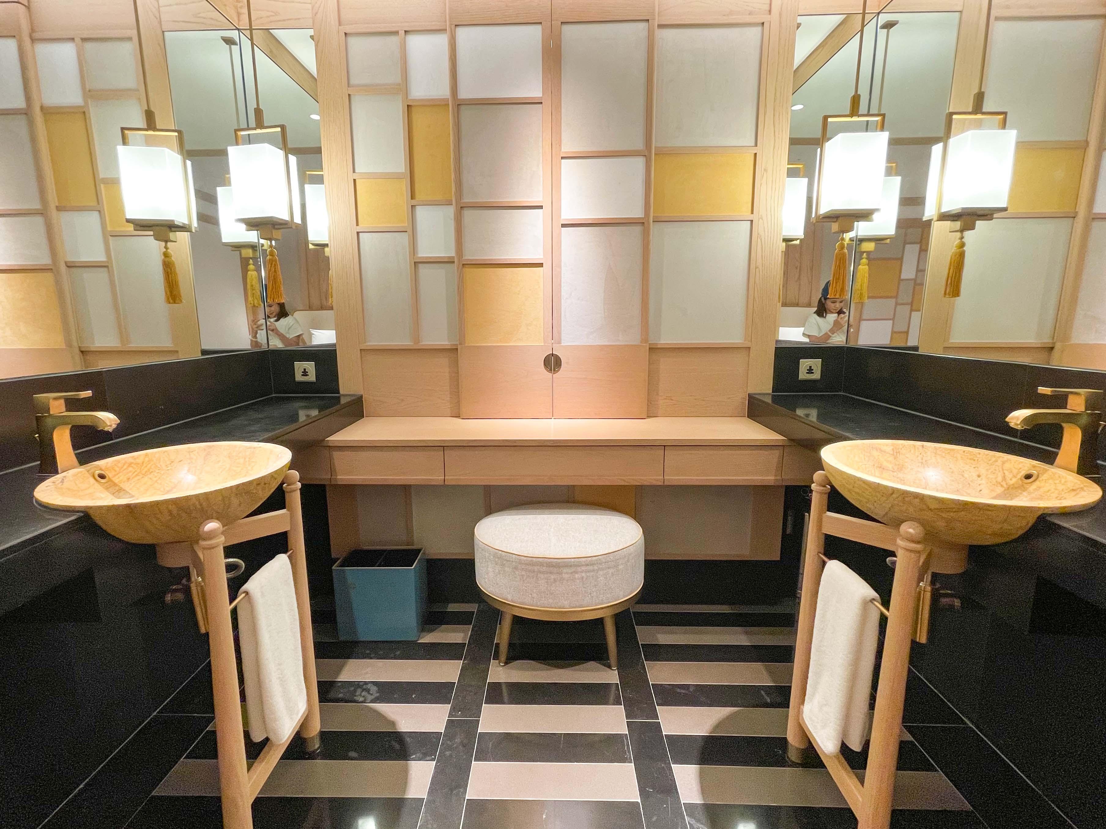 巨型梳妝台附有3塊大鏡子。