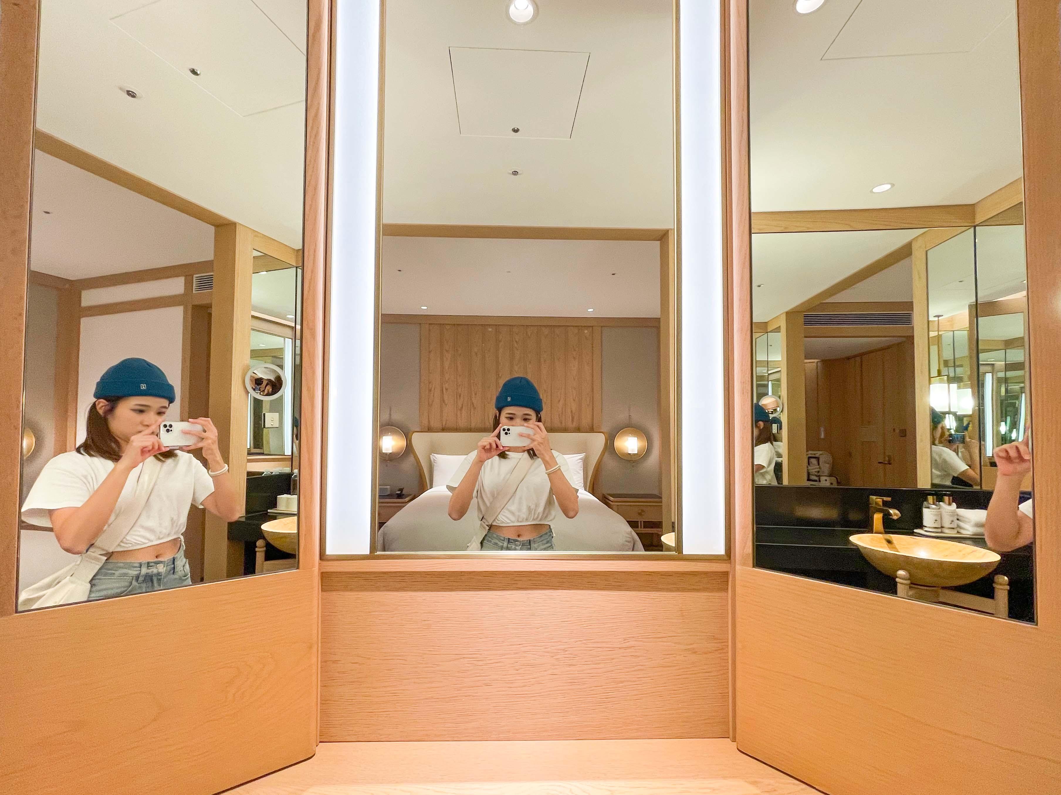 巨型梳妝台附有3塊大鏡子。