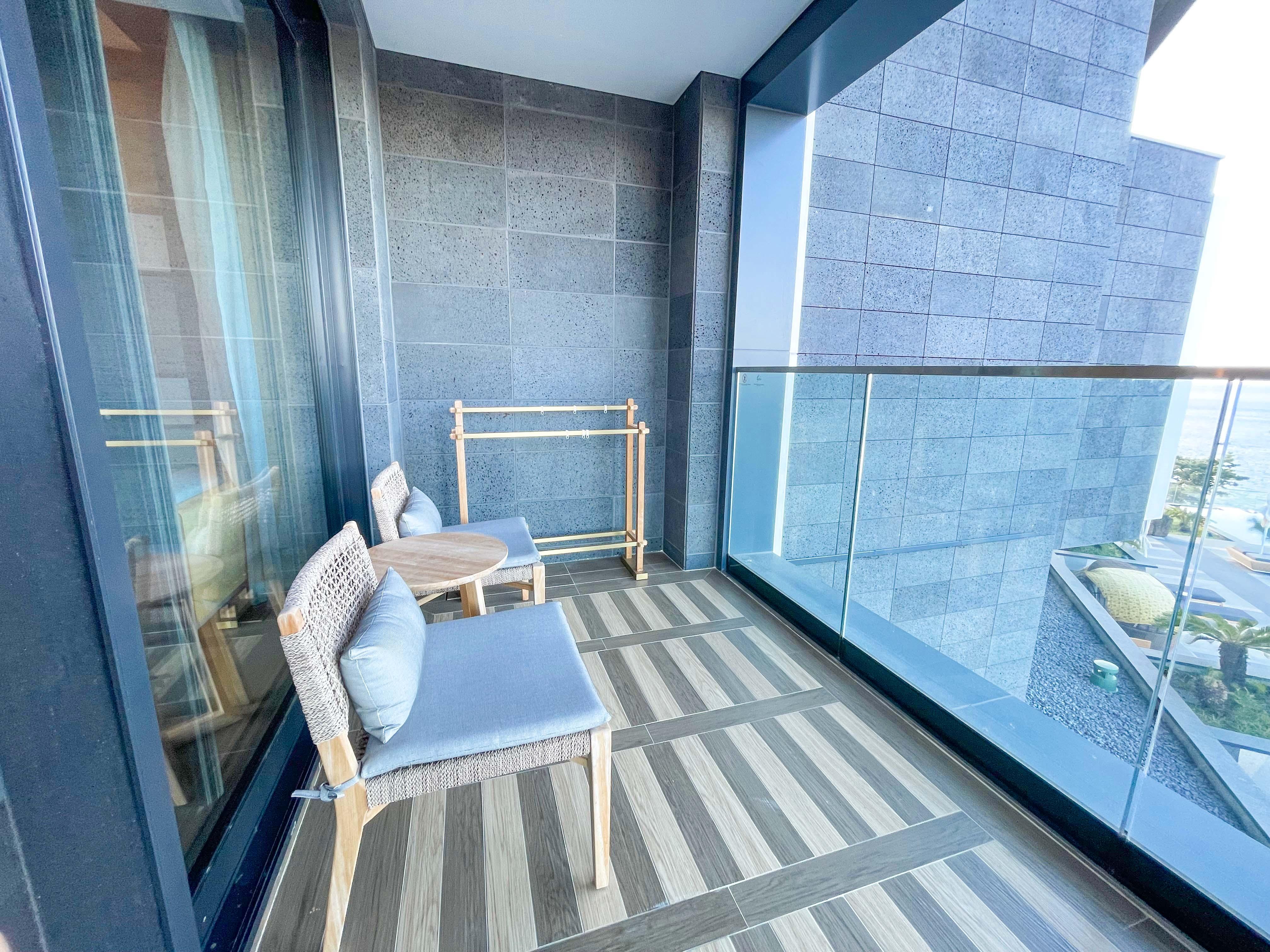 幾乎每間客房都配備露台。